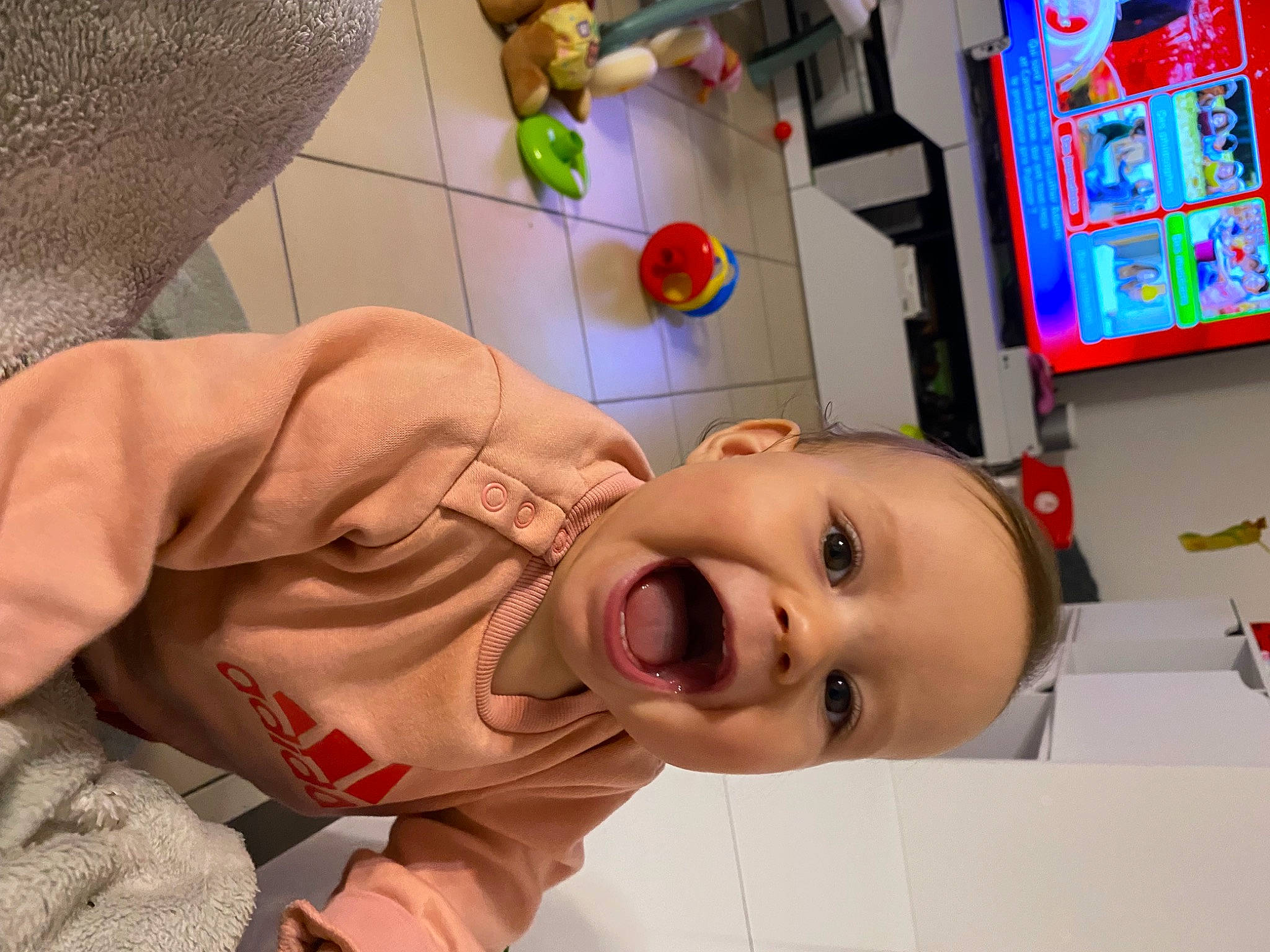 Alba a rejoint le concours — aidez-le/la à gagner de superbes lots ! baby, baby_toddler_clothing, cheek, child, flooring, fun, happy, mouth, nose, person, play, room, selfie, smile, toddler, visual_arts