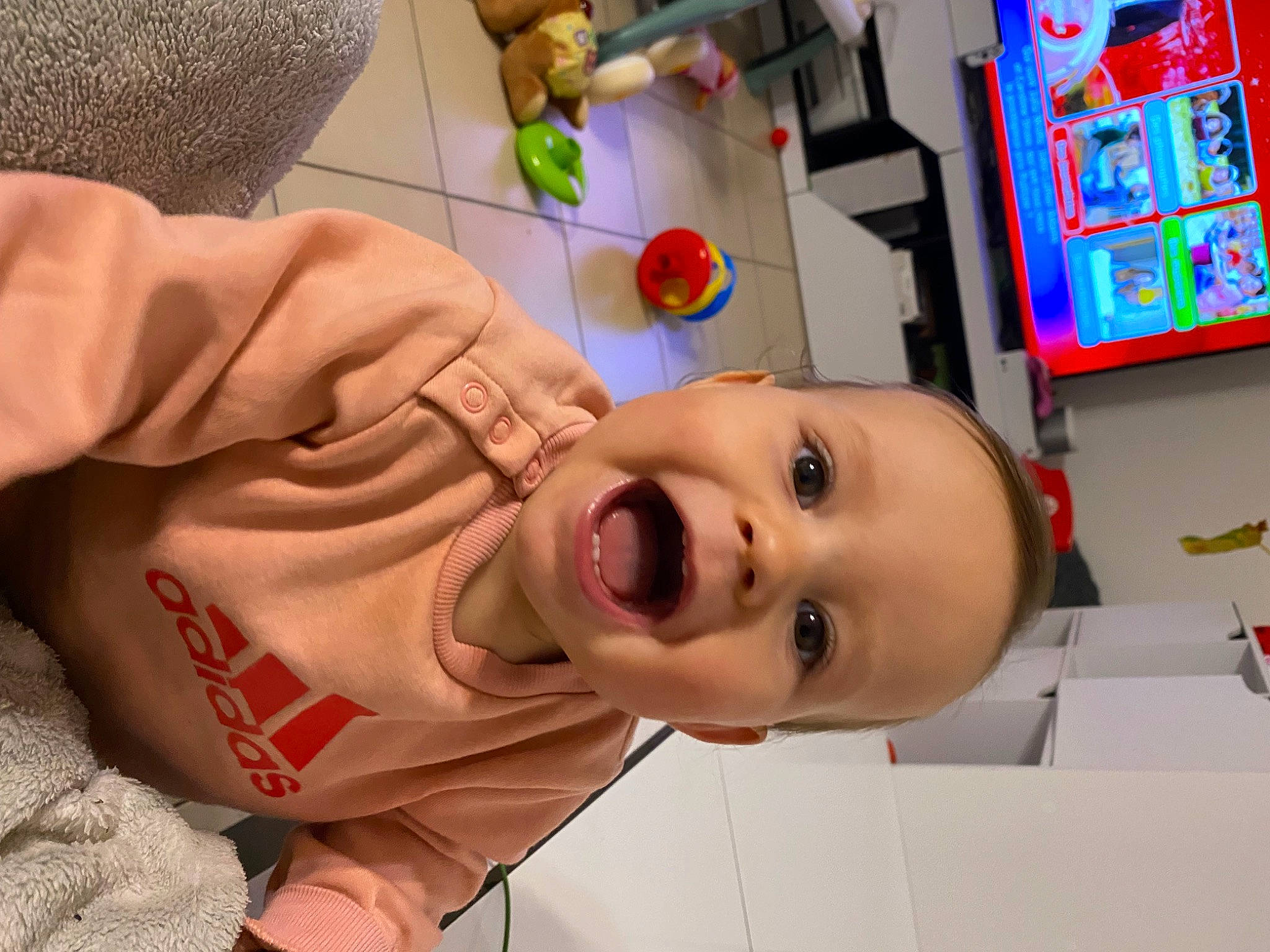 Alba a rejoint le concours — aidez-le/la à gagner de superbes lots ! baby, baby_products, baby_toys, cheek, child, eyelash, flooring, fun, happy, leisure, mouth, nose, person, play, product, room, smile, thumb, toddler, visual_arts