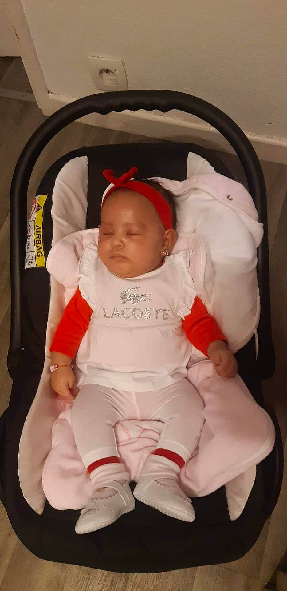 Keylsea participe au concours pour gagner de l'argent avec cette photo : baby, baby_carriage, baby_products, baby_safety, baby_sleeping, baby_toddler_clothing, child, comfort, infant_bed, person, product, sleep, sock, toddler