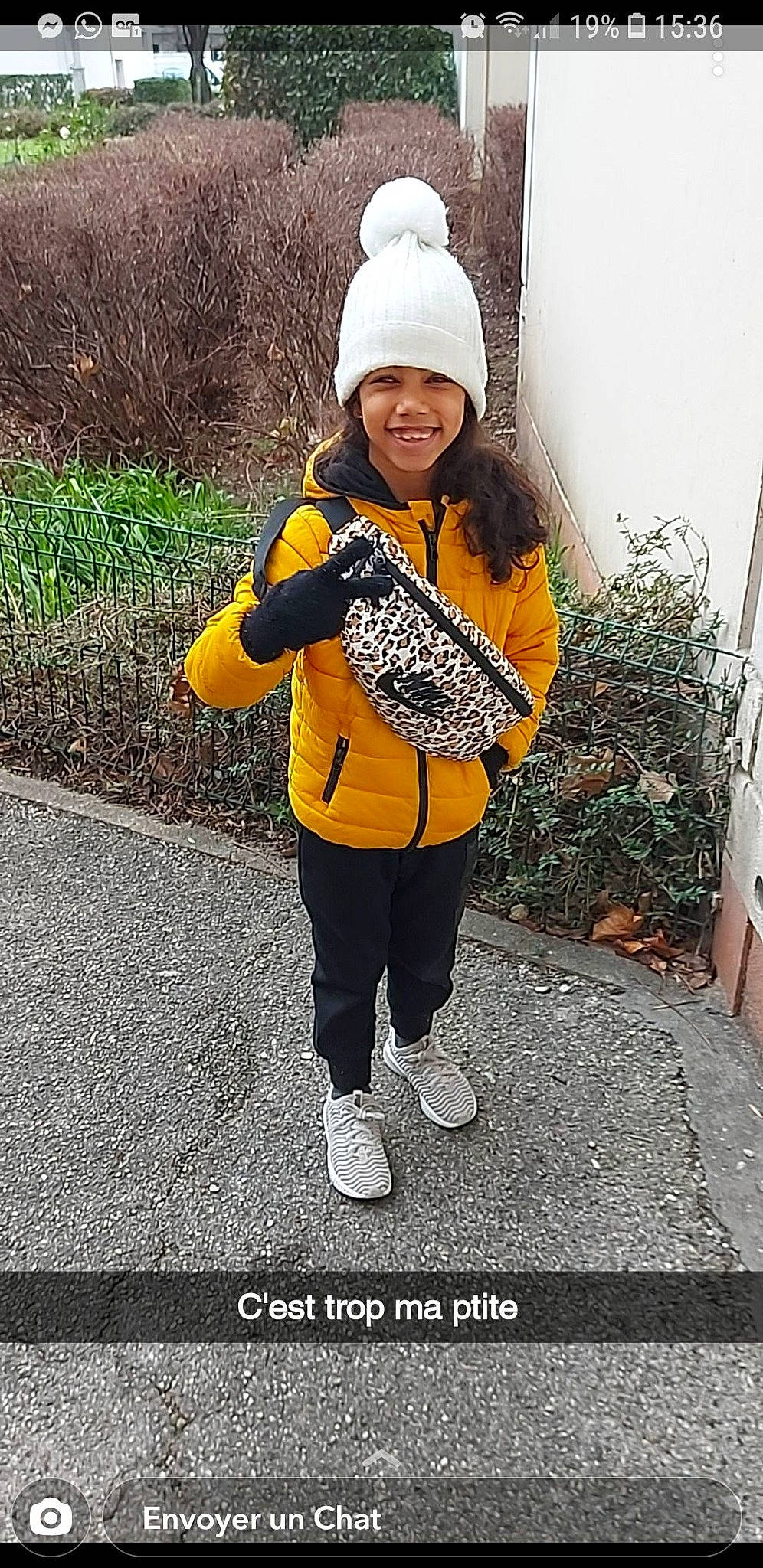 Shaneyl a rejoint le concours — aidez-le/la à gagner de superbes lots ! active_pants, asphalt, beanie, bonnet, cap, glove, headwear, hood, jacket, joy, knit_cap, leggings, mammal, outdoor_shoe, person, photo_caption, sneakers, street_fashion, sweatpant, tar