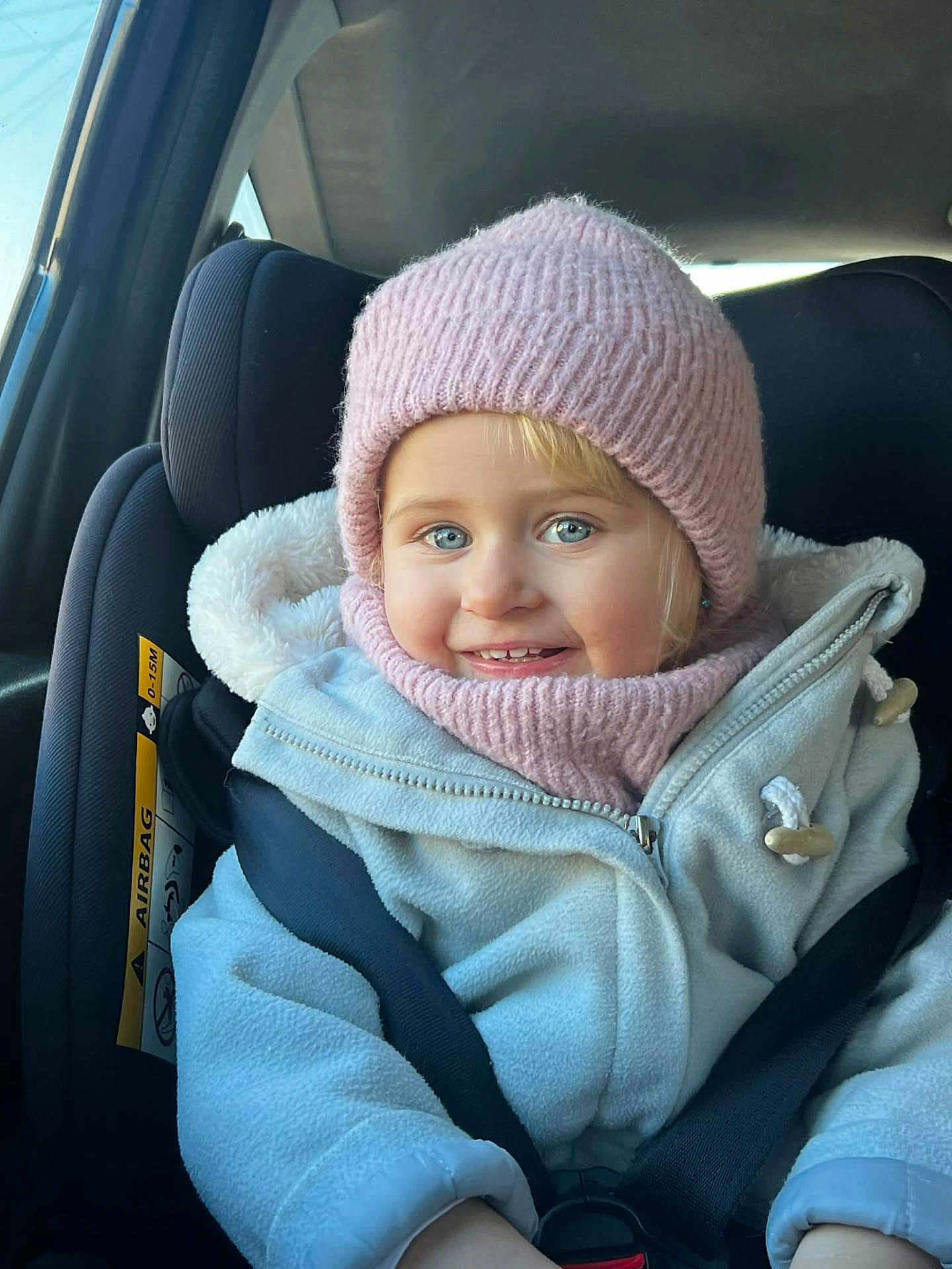 Béryl participe au concours pour gagner de l'argent avec cette photo : toddler, child, car_seat, winter_clothing, knit_hat, scarf, jacket, smile, blue_eyes, seatbelt, indoor, car_interior, warm_clothing, cute, happy, portrait, baby, sitting, child_protection, cozy
