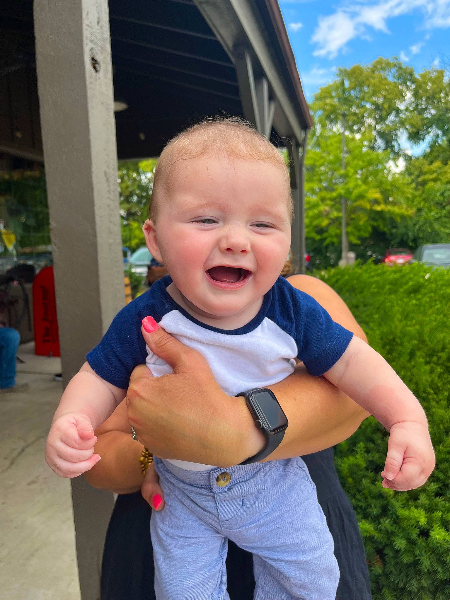Atlas is registered to the contest to win money with this photo: baby, electric_blue, event, eye, facial_expression, fun, gesture, grass, happy, leisure, people_in_nature, person, pink, plant, recreation, sky, smile, t_shirt, thumb, toddler