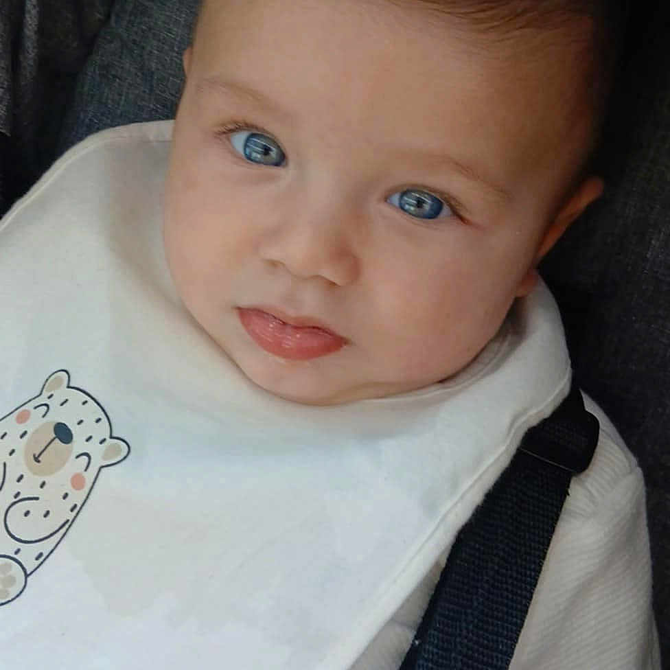 Yanis participe au concours pour gagner de l'argent avec cette photo : accessories, baby, bib, clothing, coat, cushion, face, happy, head, homedecor, jacket, newborn, pants, person, photography, portrait, sleeping, smile, strap, t_shirt