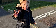 Rinèd participe au concours pour gagner de l'argent avec cette photo : bodypart, boy, cap, child, city, clothing, coat, face, finger, hand, hat, head, jacket, pants, person, photography, portrait, road, street, urban