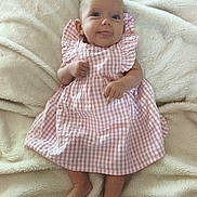 Lou a rejoint le concours — aidez-le/la à gagner de superbes lots ! baby, infant, child, pink_dress, checkered_pattern, blanket, soft_texture, lying_down, tongue_out, cute, smiling, skin, hand, foot, blue_eyes, ruffled_sleeves, indoors, portrait, person, young