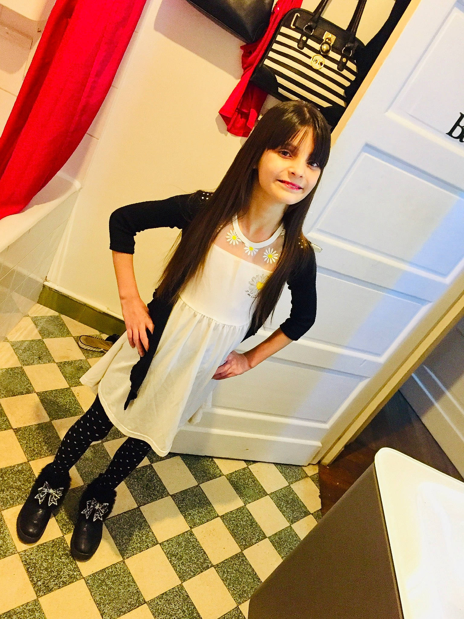 Kimberley a rejoint le concours — aidez-le/la à gagner de superbes lots ! automotive_design, black_hair, brown_hair, dress, event, eyelash, eyewear, fashion, fashion_design, fashion_model, fetish_model, flash_photography, flooring, human_leg, joy, knee, long_hair, person, selfie, shoulder