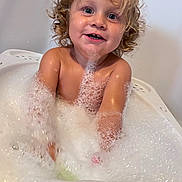 Keïzael participe au concours pour gagner de l'argent avec cette photo : child, toddler, bath, foam, bubbles, curly_hair, happy, water, splashing, playful, skin, indoors, bathtub, smile, young, fun, cute, wet, joyful, person