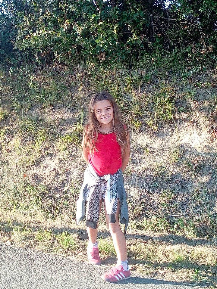 Tatiana a rejoint le concours — aidez-le/la à gagner de superbes lots ! beauty, child, denim, fun, grass, happy, jeans, joy, leaf, leisure, long_hair, metal, person, photography, plant, play, shoe, smile, summer, toddler