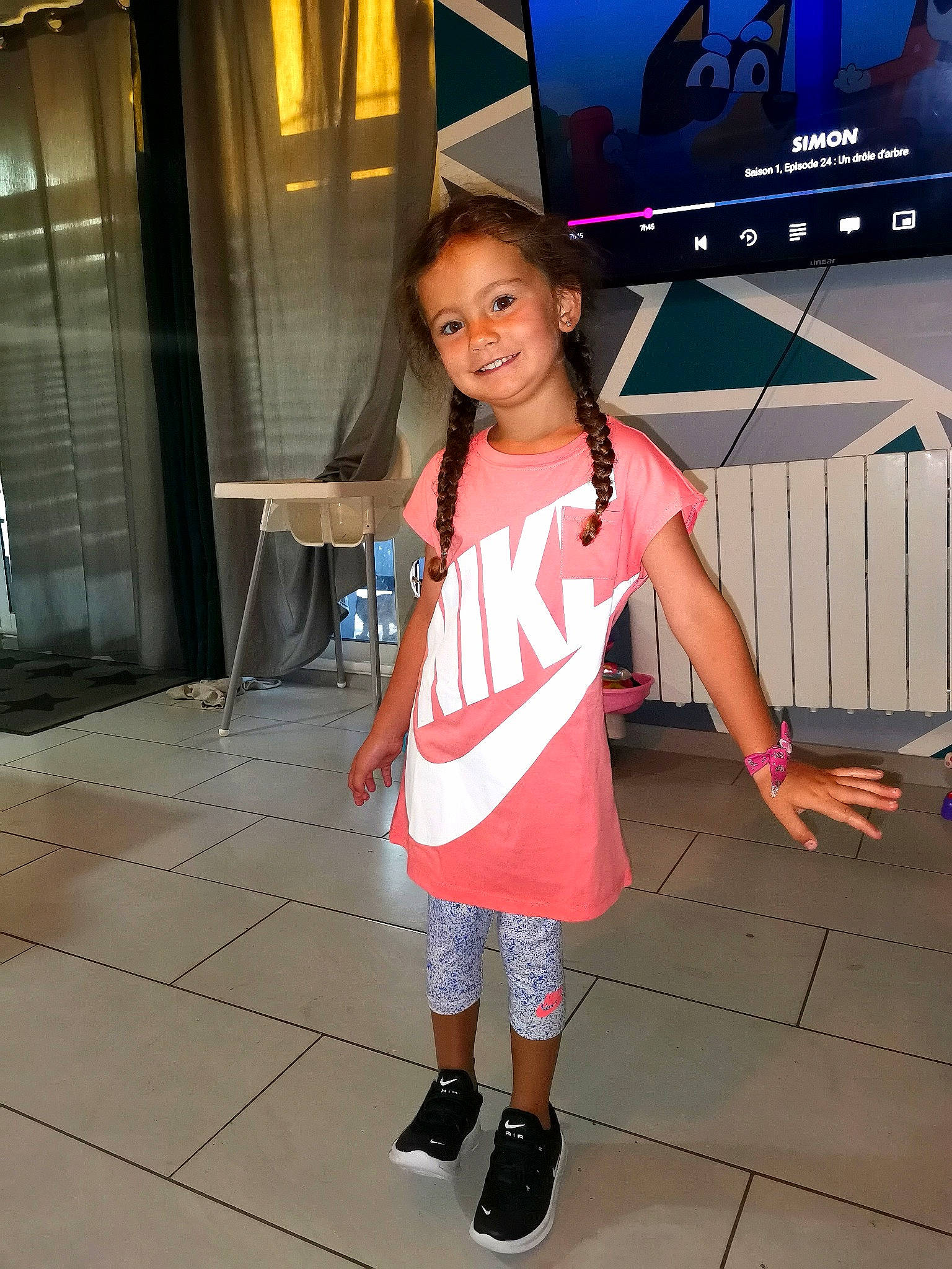 Layana a rejoint le concours — aidez-le/la à gagner de superbes lots ! beauty, child, electric_blue, flash_photography, flat_panel_display, flooring, fun, happy, human_leg, joint, joy, leisure, person, sandal, shoe, smile, sneakers, street_fashion, t_shirt, television