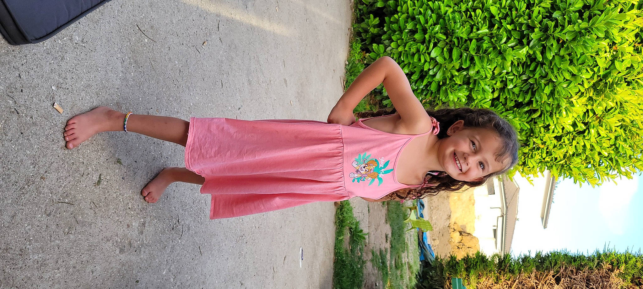 Layana participe au concours pour gagner de l'argent avec cette photo : abdomen, day_dress, dress, grass, happy, human_body, human_leg, joy, leisure, long_hair, people_in_nature, person, pink, plant, red, street_fashion, summer, thigh, tints_and_shades, tree