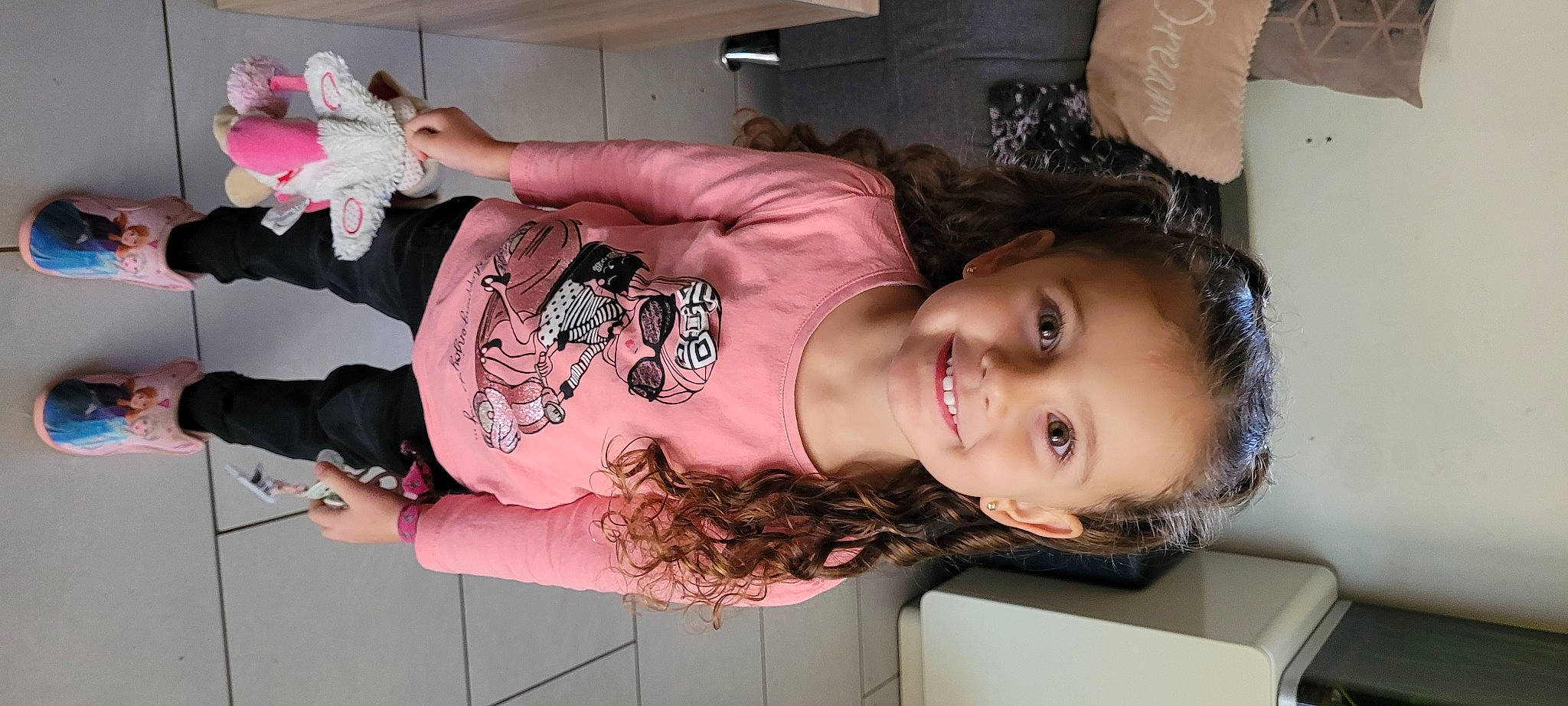 Layana participe au concours pour gagner de l'argent avec cette photo : abdomen, baby_toddler_clothing, cheek, child, eyelash, flesh, food, fun, happy, joy, mouth, person, pink, room, skin, smile, thigh, toddler, wrist