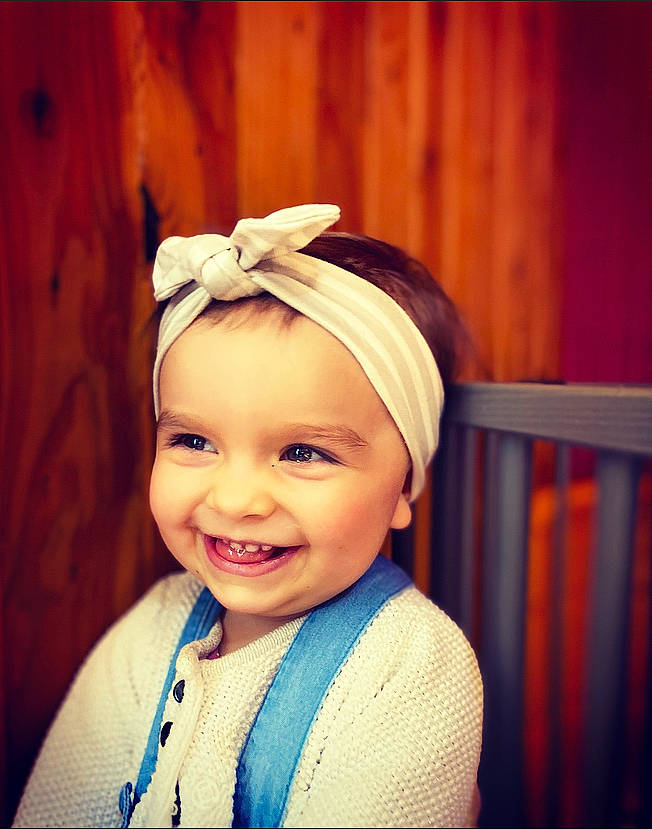Héléna a rejoint le concours — aidez-le/la à gagner de superbes lots ! baby, baby_toddler_clothing, cap, child, dress, ear, electric_blue, eye, eyebrow, face, flash_photography, fun, happy, headband, headpiece, headwear, iris, joy, person, sleeve