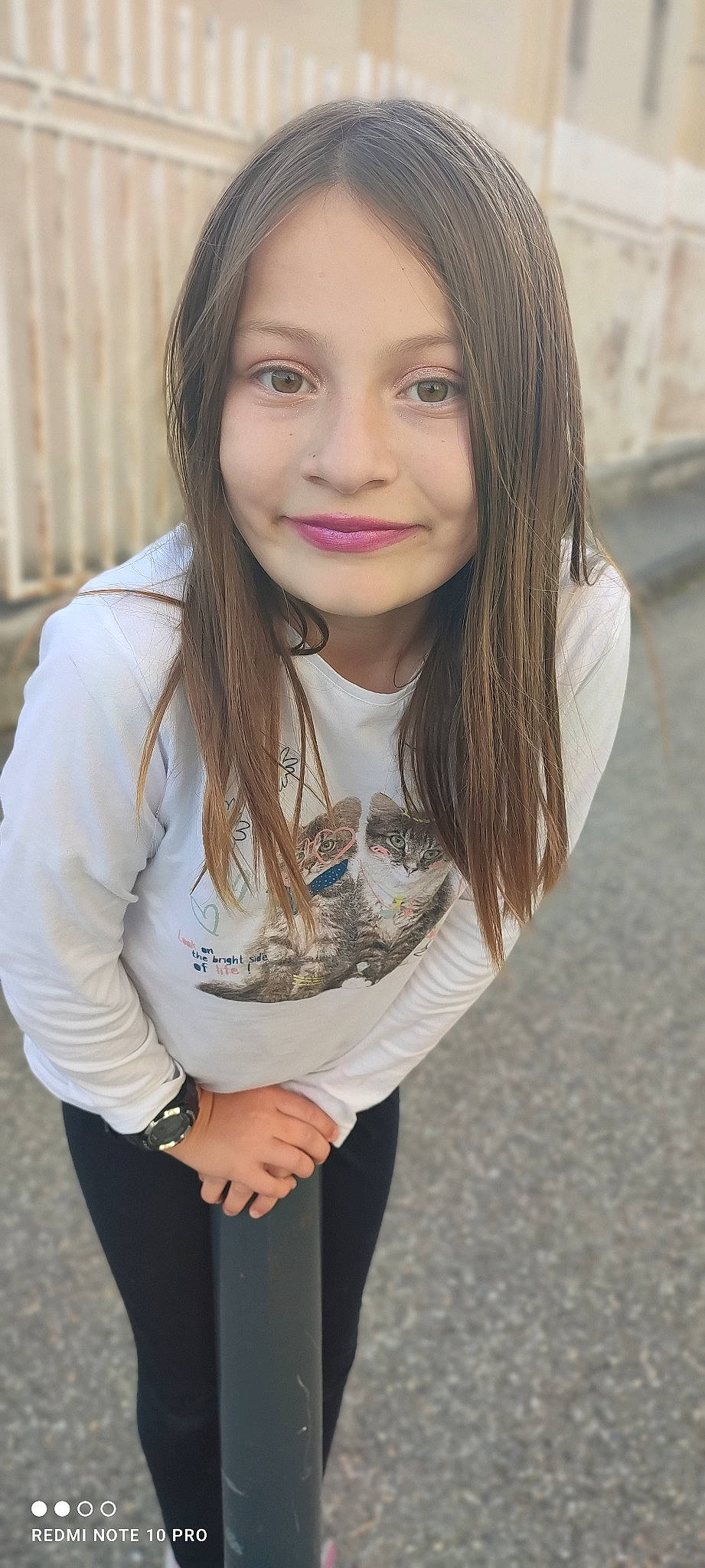 Julya participe au concours pour gagner de l'argent avec cette photo : arm, black, clothing, eyebrow, eyelash, face, fashion, flash_photography, hair, hairstyle, joint, joy, lip, neck, organ, person, shoulder, skin, sleeve, smile