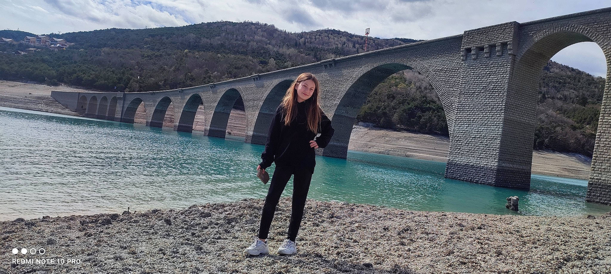 Julya participe au concours pour gagner de l'argent avec cette photo : aqueduct, arch, arch_bridge, beauty, bridge, cloud, concrete_bridge, fixed_link, joy, lake, lake_district, leisure, mountain, nonbuilding_structure, person, reservoir, road, sky, smile, tourism