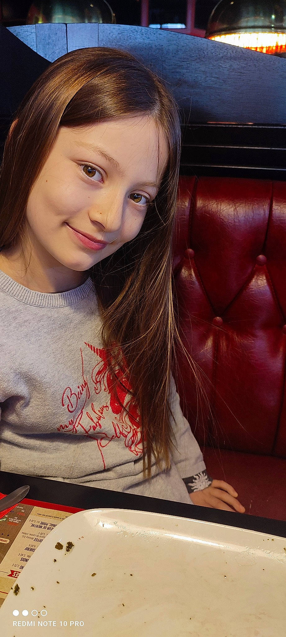 Julya participe au concours pour gagner de l'argent avec cette photo : blond, brown_hair, comfort, cool, couch, eyelash, facial_expression, flash_photography, happy, human_leg, joy, layered_hair, lip, long_hair, mouth, person, plate, serveware, sitting, smile