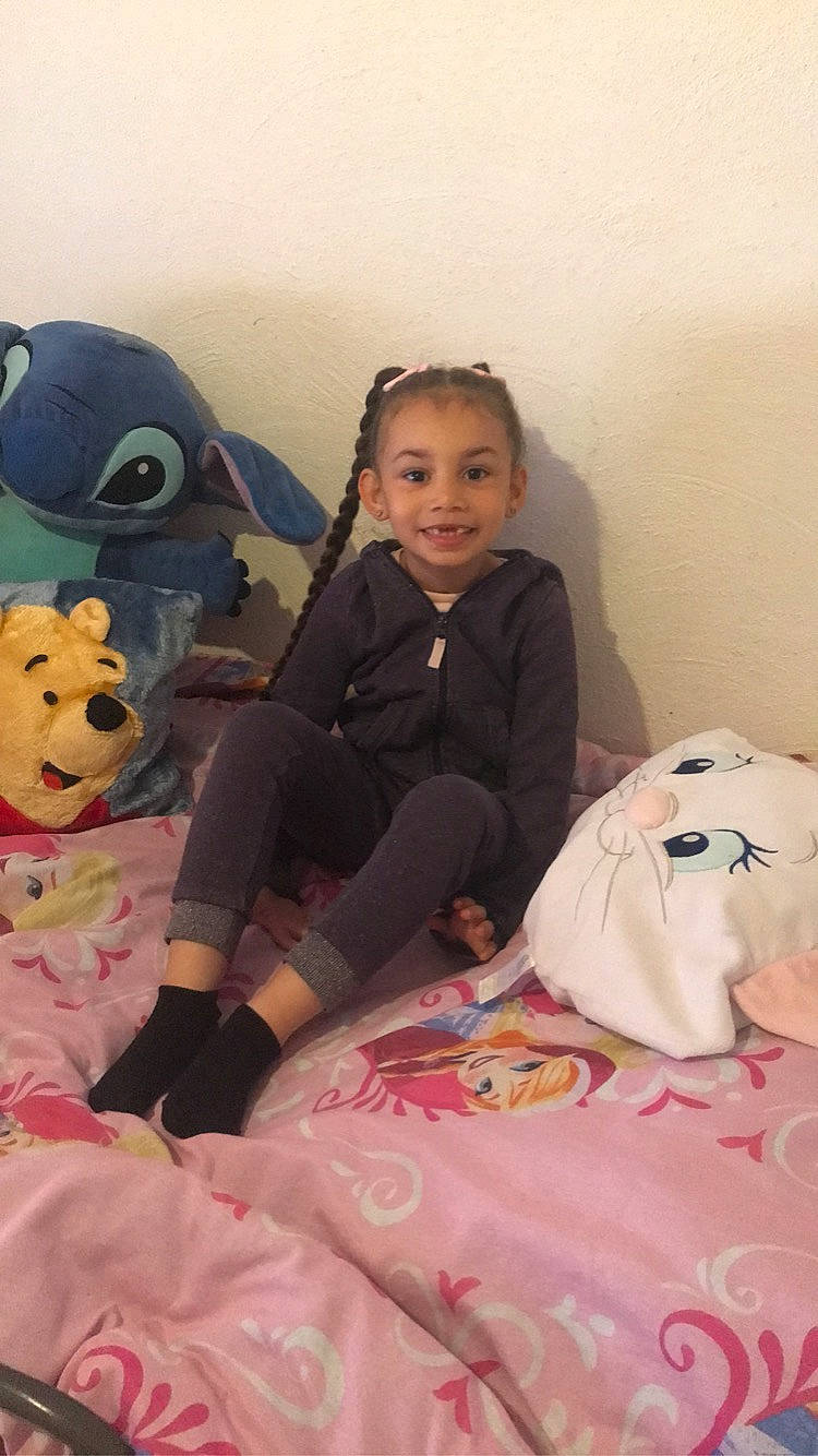 Joy participe au concours pour gagner de l'argent avec cette photo : bedding, child, event, fun, fur, happy, joy, linens, mammal, person, pink, play, plush, room, sitting, smile, stuffed_toy, teddy_bear, textile, toddler