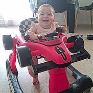 Lyana a rejoint le concours — aidez-le/la à gagner de superbes lots ! baby, child, toy_car, walker, smiling, indoor, floor, table, chair, bottle, happy, person, foot, plastic, playtime, furniture, daylight, cute, young_child, home