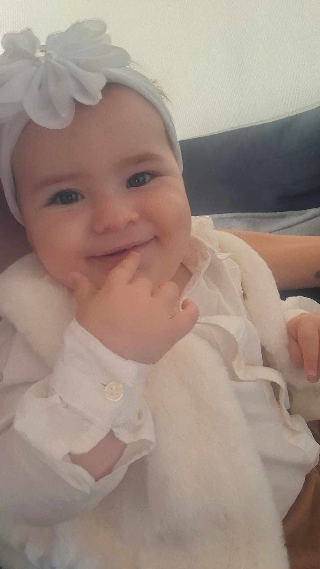 Lyana participe au concours pour gagner de l'argent avec cette photo : baby, child, smiling, white_bow, headband, white_vest, indoor, person, cute, happy, face, hand, clothing, portrait, infant, skin, eyes, fingers, cozy, sitting