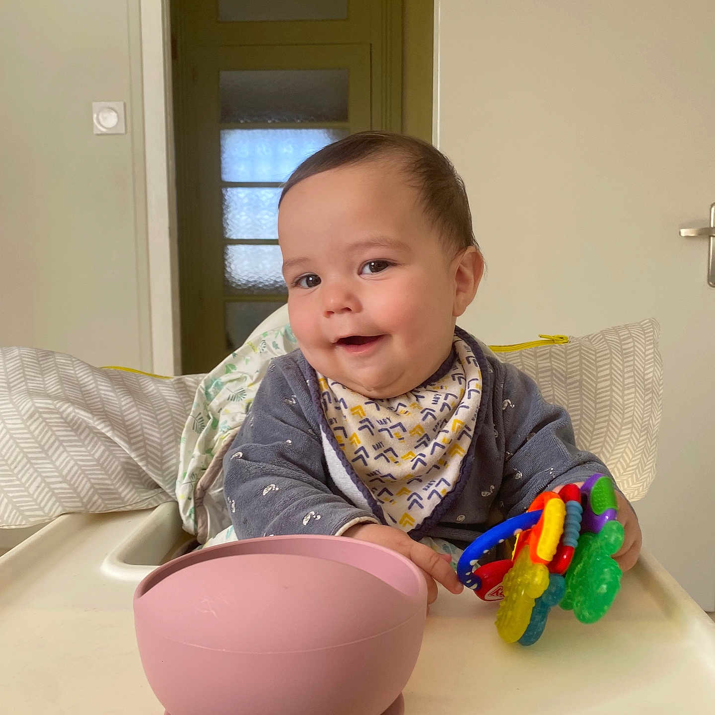 William a rejoint le concours — aidez-le/la à gagner de superbes lots ! baby, bowl, cookware, couch, cup, cutlery, face, furniture, happy, head, indoors, interiordesign, person, photography, portrait, pot, sitting, smile, spoon, toy