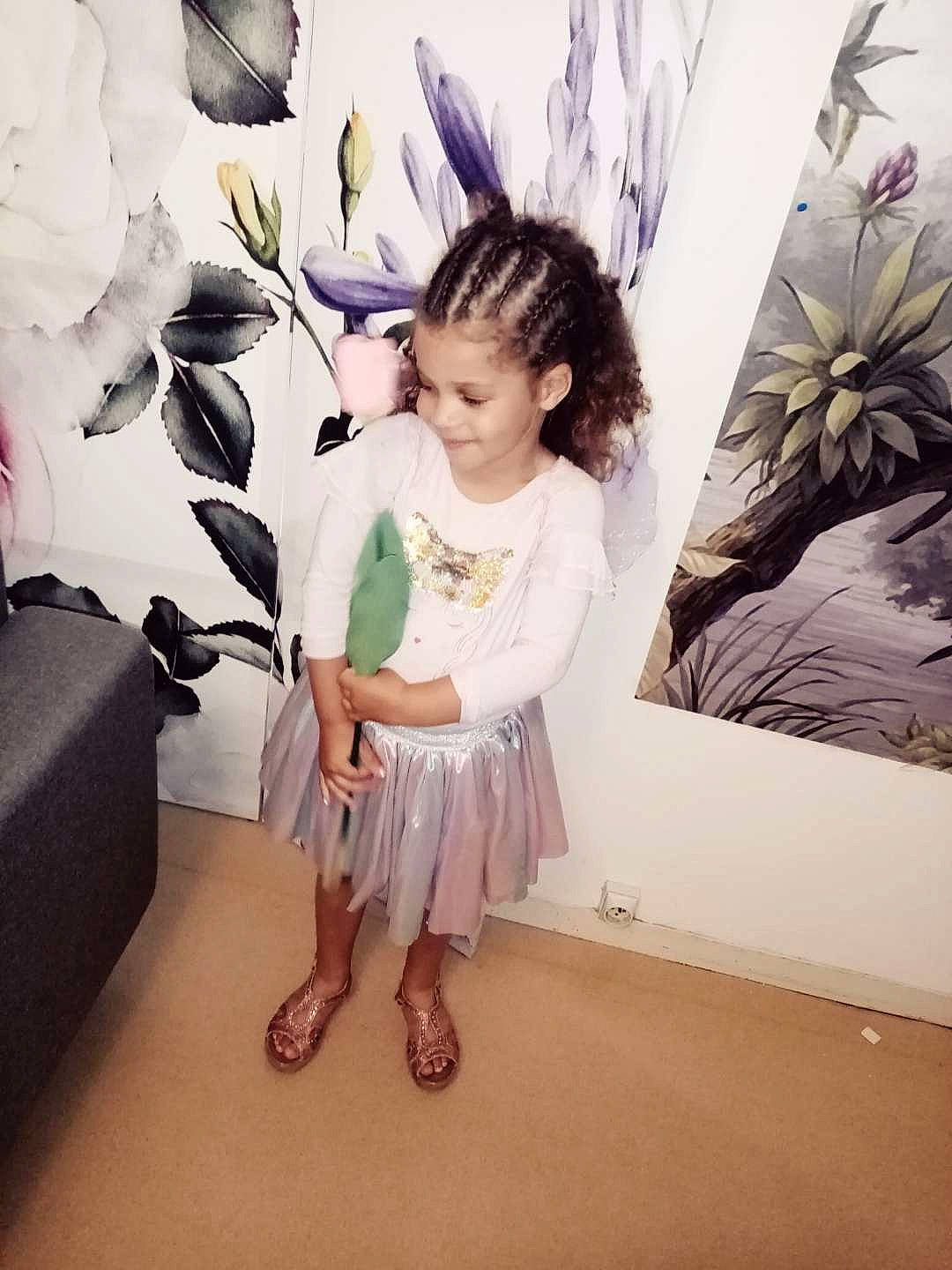 Ishani a rejoint le concours — aidez-le/la à gagner de superbes lots ! art, design, event, fashion_design, feather, flooring, happy, magenta, person, petal, picture_frame, pink, plant, shoe, sleeve, style, textile, toddler, visual_arts, white