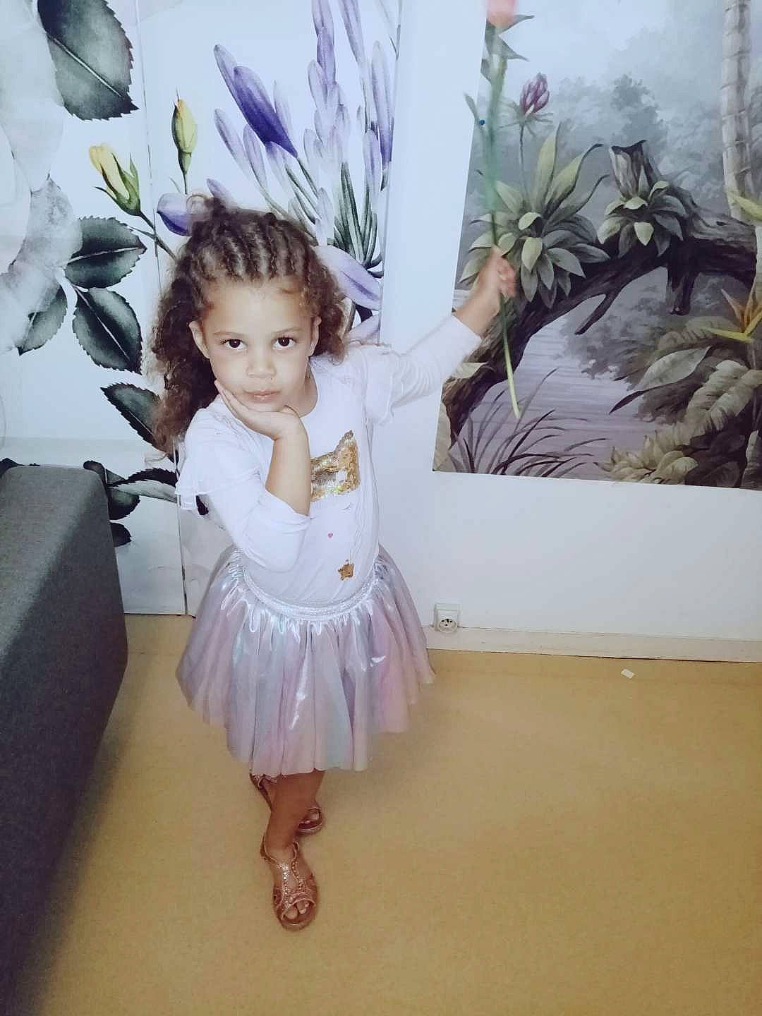 Ishani a rejoint le concours — aidez-le/la à gagner de superbes lots ! art, baby_toddler_clothing, cut_flowers, day_dress, event, fashion_design, flooring, flower, flower_arranging, fur, happy, headpiece, painting, person, petal, picture_frame, plant, purple, room, sandal