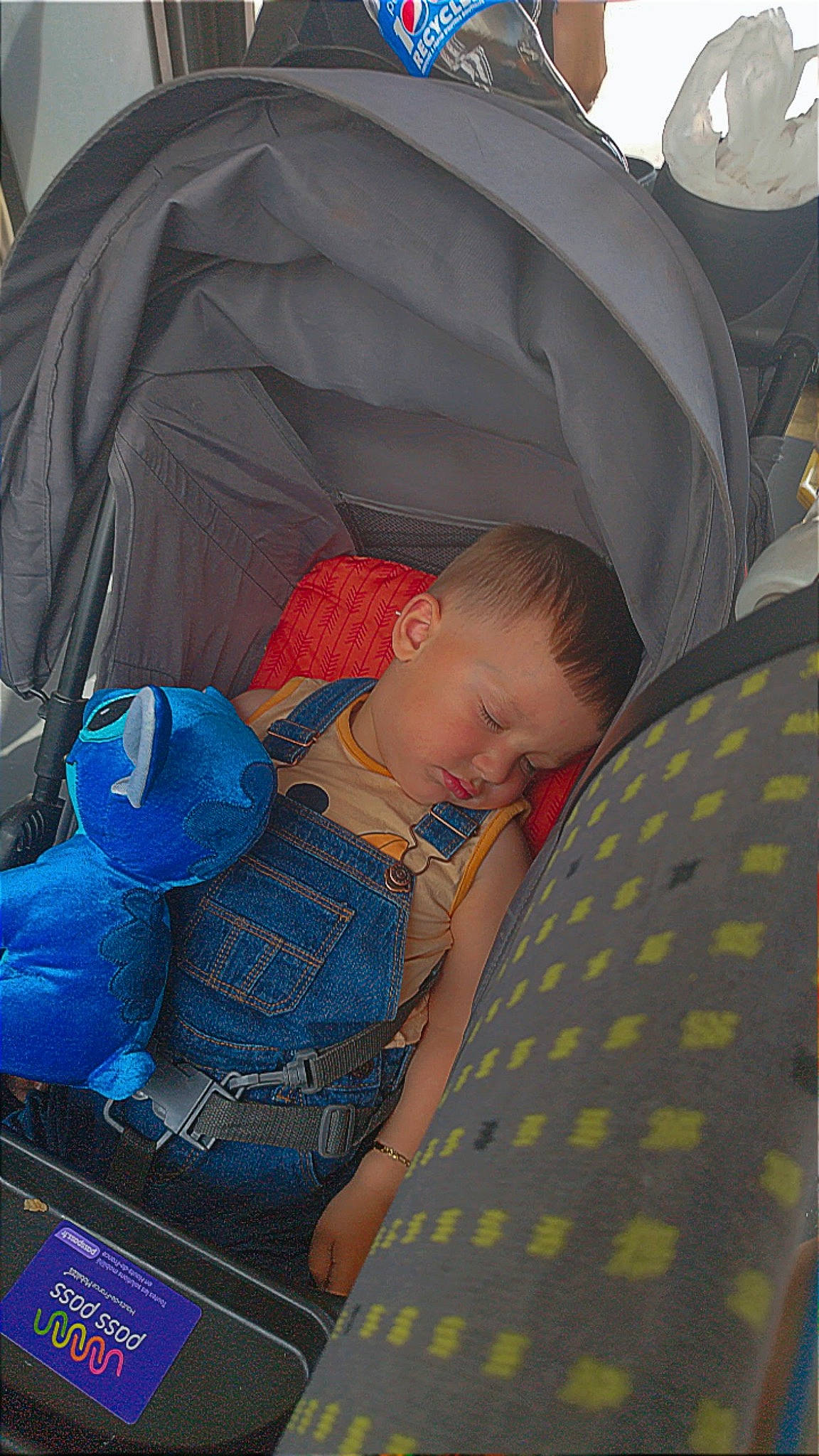 Emilyo a rejoint le concours — aidez-le/la à gagner de superbes lots ! baby, baby_products, baby_toddler_clothing, camping, child, comfort, electric_blue, fun, grass, leisure, linens, pattern, person, product, recreation, room, sitting, tarpaulin, tent, tints_and_shades