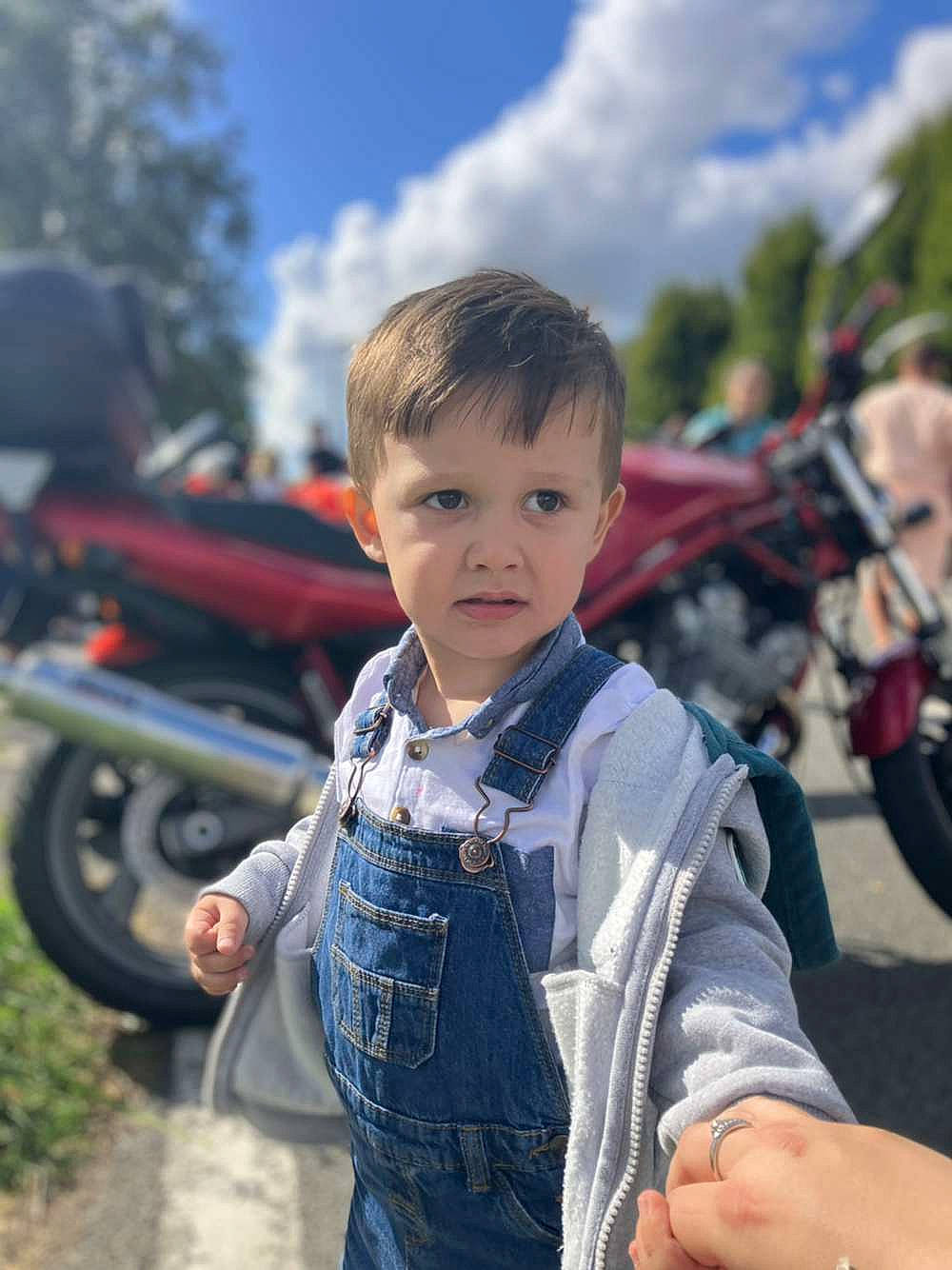 Emilyo a rejoint le concours — aidez-le/la à gagner de superbes lots ! auto_part, automotive_tire, bumper, city, cloud, electric_blue, event, fun, happy, leisure, luxury_vehicle, motor_vehicle, person, recreation, sky, tire, toddler, tradition, travel, tree