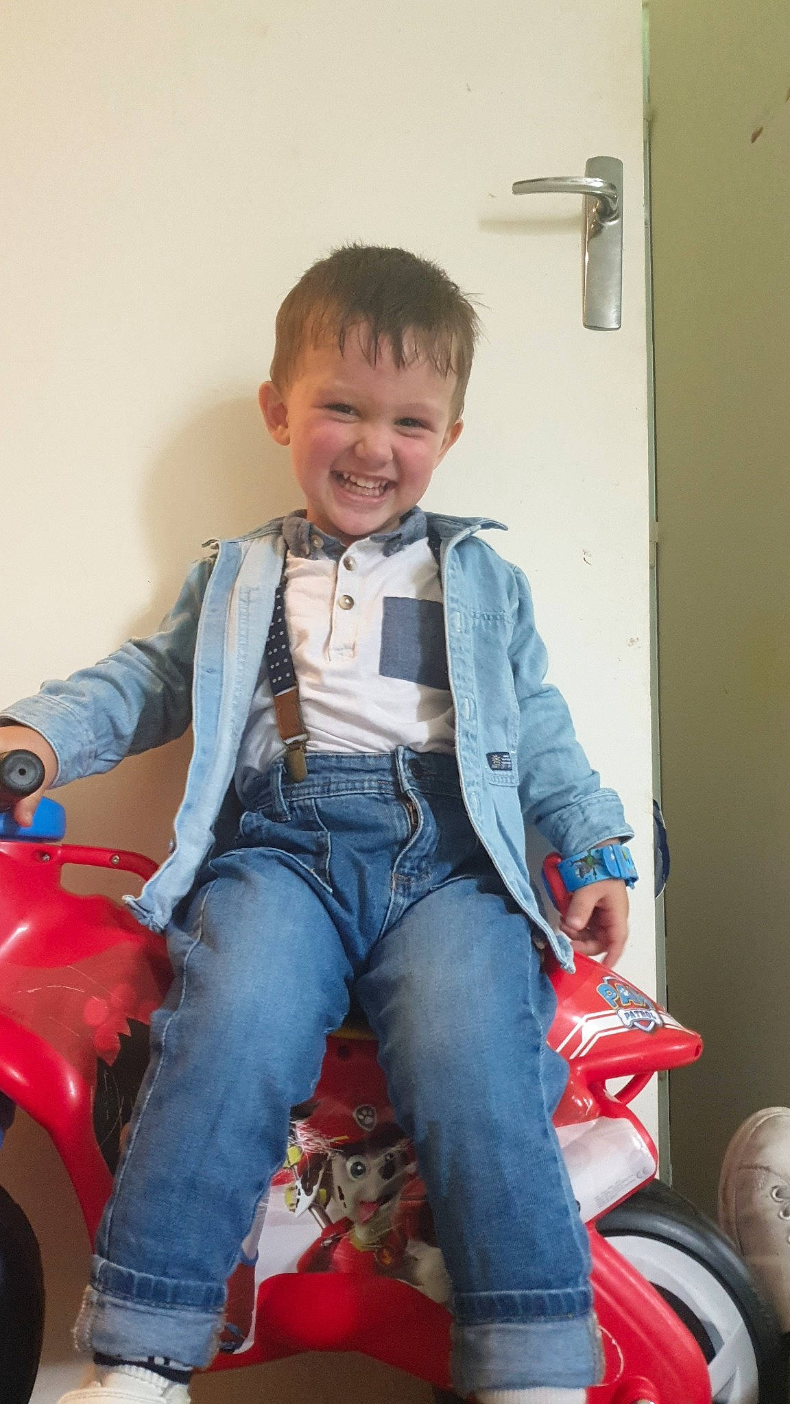 Emilyo participe au concours pour gagner de l'argent avec cette photo : automotive_tire, automotive_wheel_system, belt, child, denim, electric_blue, facial_expression, fun, happy, jeans, joy, motor_vehicle, motorcycle, person, personal_protective_equipment, riding_toy, sitting, sleeve, smile, t_shirt