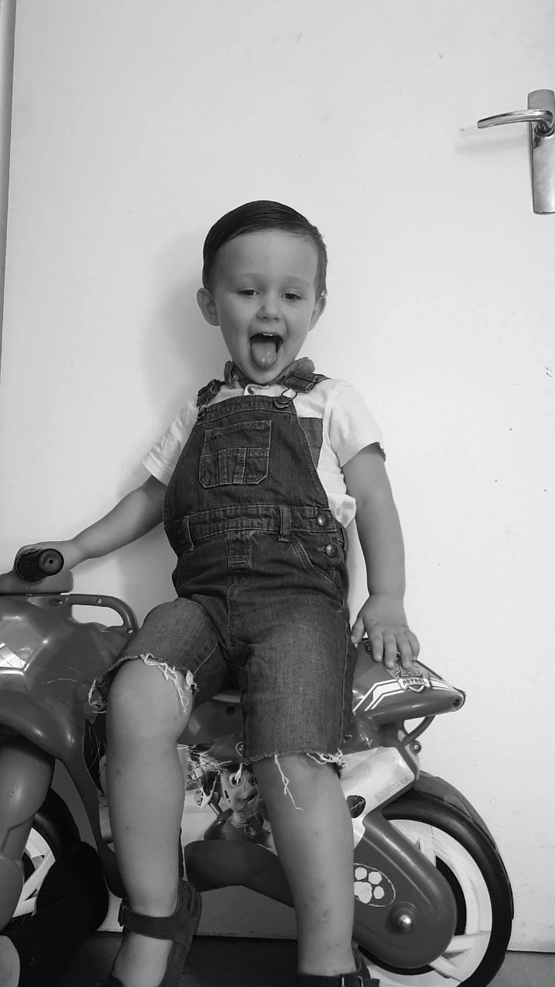 Emilyo participe au concours pour gagner de l'argent avec cette photo : automotive_design, automotive_lighting, automotive_tire, black, black_and_white, flash_photography, happy, leg, motor_vehicle, muscle, person, photograph, shorts, skin, smile, style, tire, tread, vehicle, wheel