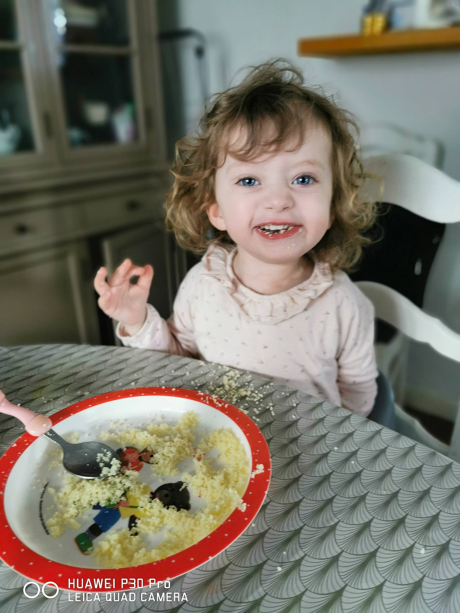 Melyna participe au concours pour gagner de l'argent avec cette photo : chair, child, comfort_food, cooking, cuisine, dish, eating, event, food, happy, ingredient, joy, person, picture_frame, plate, platter, recipe, smile, t_shirt, table