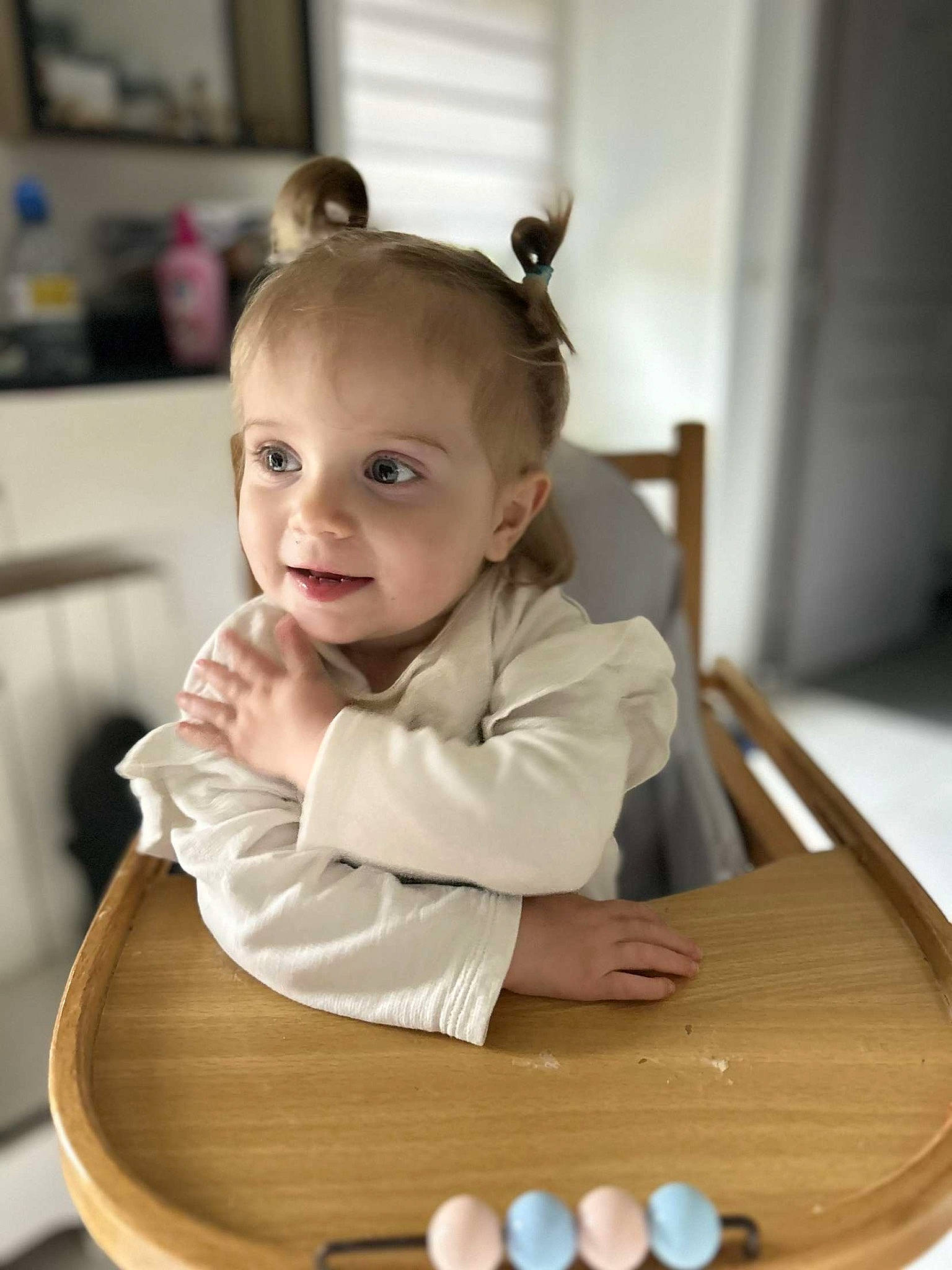 Angelina participe au concours pour gagner de l'argent avec cette photo : baby, baby_toddler_clothing, chair, cheek, child, comfort, dress, eye, happy, head, human_body, iris, person, sitting, skin, sleeve, smile, table, toddler, varnish