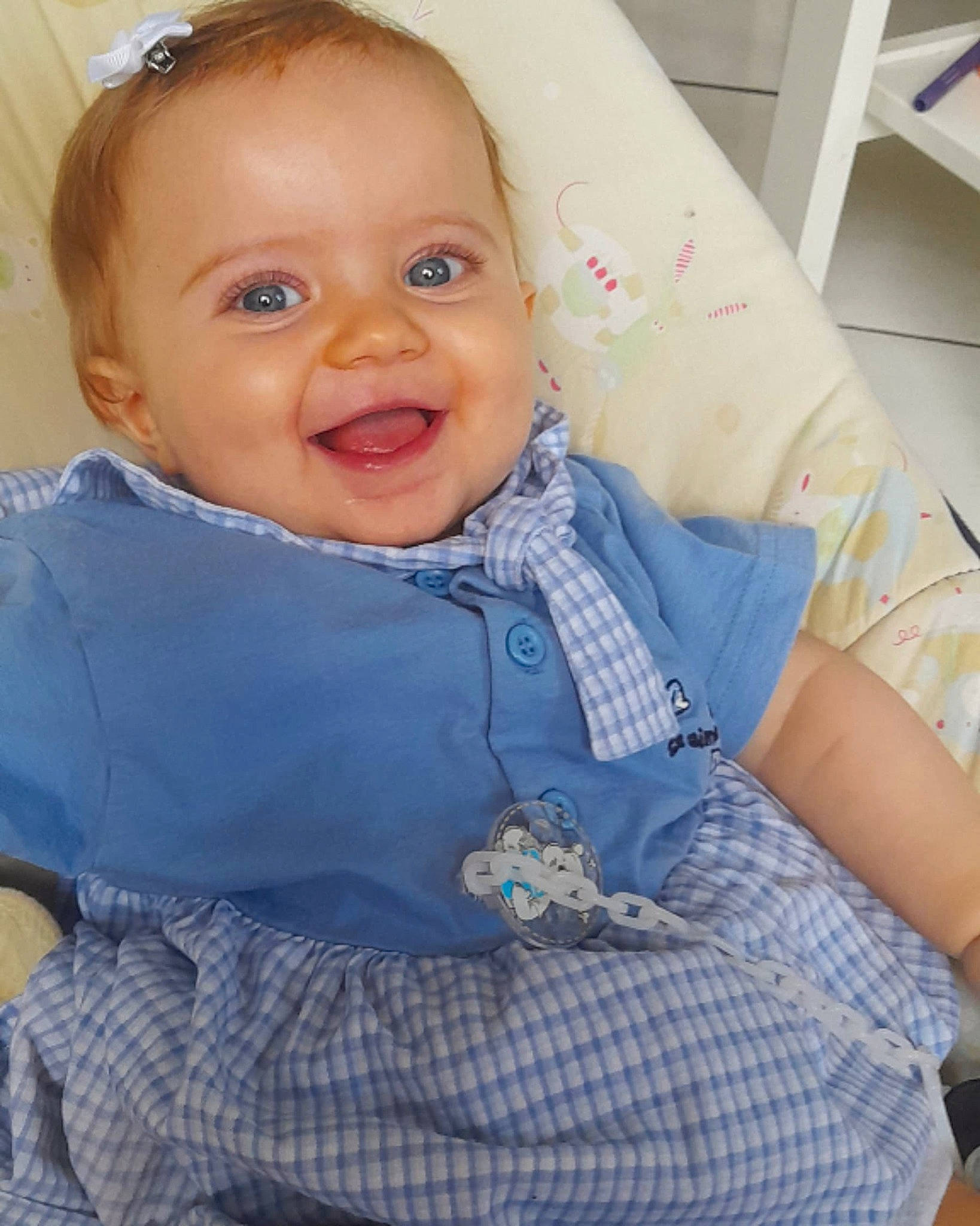 Angelina participe au concours pour gagner de l'argent avec cette photo : baby, baby_toddler_clothing, cheek, chin, comfort, eye, eyebrow, face, happy, head, headgear, iris, joy, lip, mouth, nose, person, skin, sleeve, smile