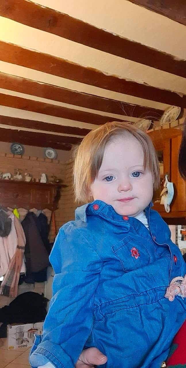 Cassidie participe au concours pour gagner de l'argent avec cette photo : baby, baby_toddler_clothing, backpack, cheek, child, electric_blue, fun, fur, hoodie, luggage_and_bags, person, portrait_photography, room, sitting, sleeve, toddler, winter, wood