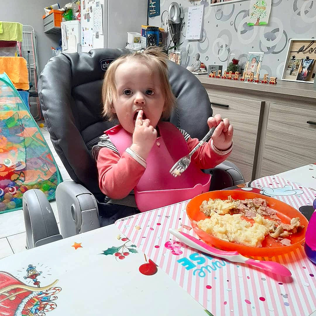Cassidie participe au concours pour gagner de l'argent avec cette photo : baby, chair, child, couch, cuisine, dish, event, fast_food, food, food_craving, ingredient, person, picture_frame, pizza, plate, recipe, sharing, surprise, t_shirt, table