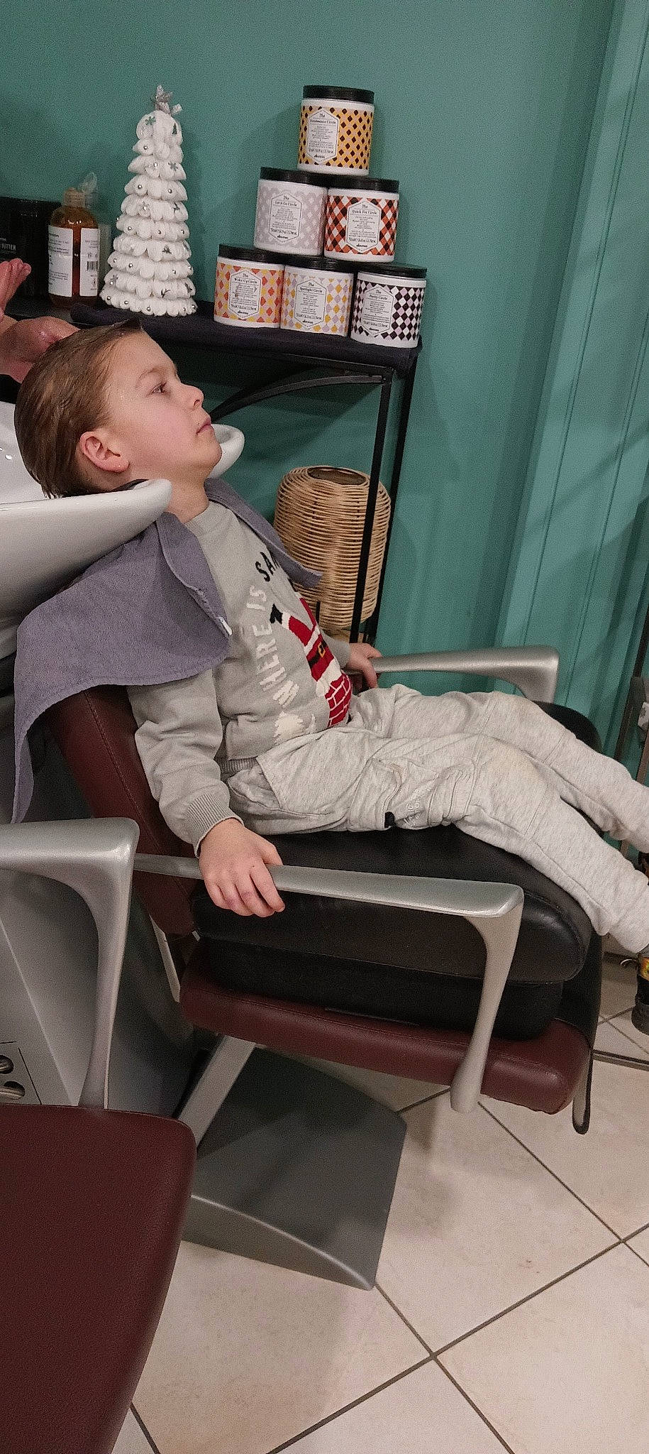 Maxence a rejoint le concours — aidez-le/la à gagner de superbes lots ! chair, child, comfort, formal_wear, human_leg, joint, knee, lap, leg, leisure, person, room, shelf, sitting, sleeve, thigh, toddler, uniform