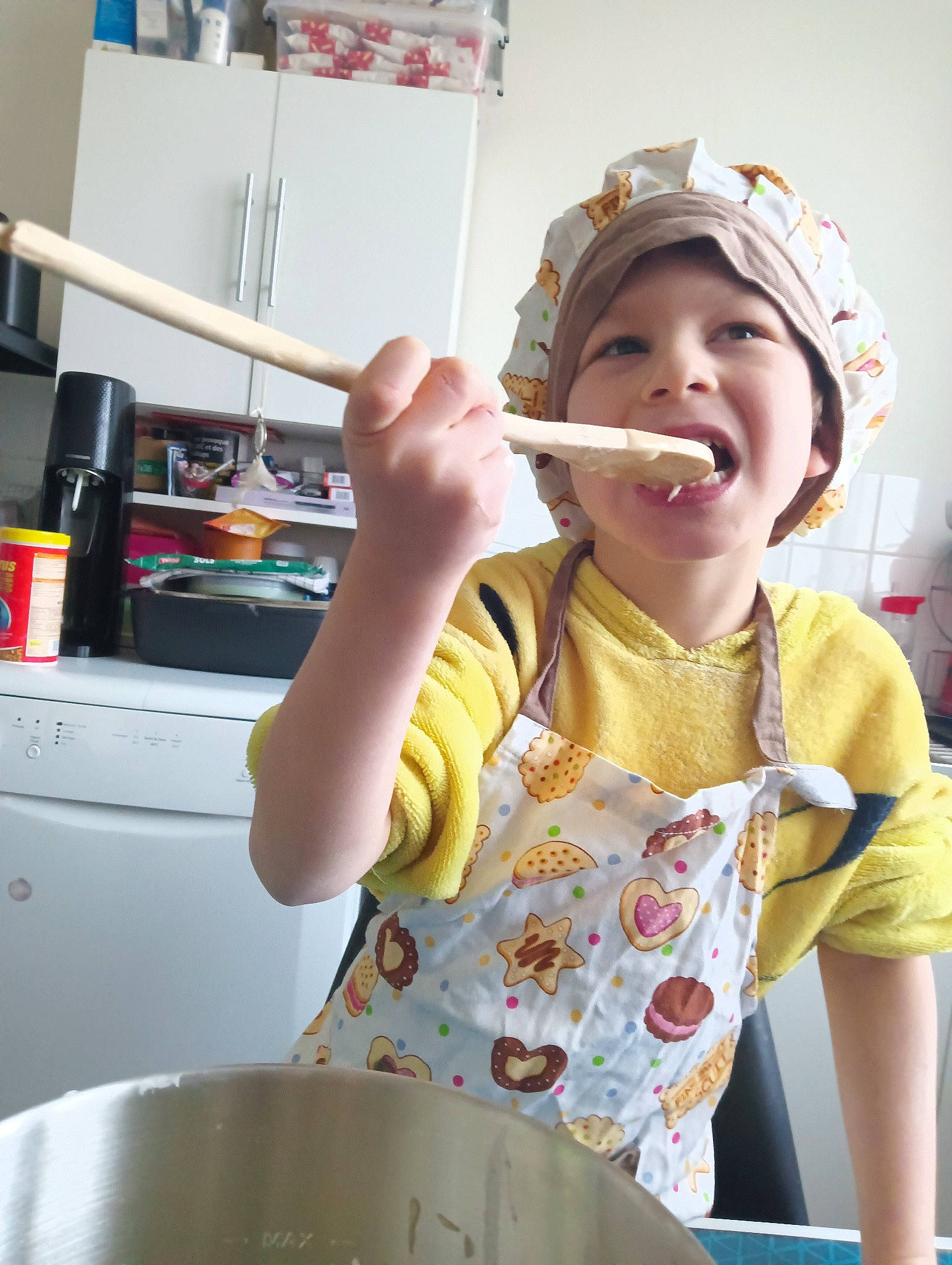 Maxence participe au concours pour gagner de l'argent avec cette photo : baby, baby_toddler_clothing, baseball_cap, cabinetry, cap, child, cooking, countertop, cuisine, dish, food, happy, headwear, homemaker, kitchen, kitchen_appliance, person, sleeve, smile, t_shirt