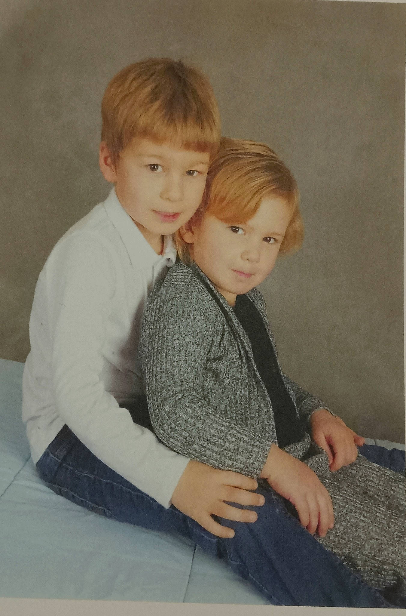 Maxence a rejoint le concours — aidez-le/la à gagner de superbes lots ! arm, art, blond, chair, child, comfort, formal_wear, gesture, illustration, lap, painting, pattern, person, portrait, retro_style, room, sitting, sleeve, standing, toddler