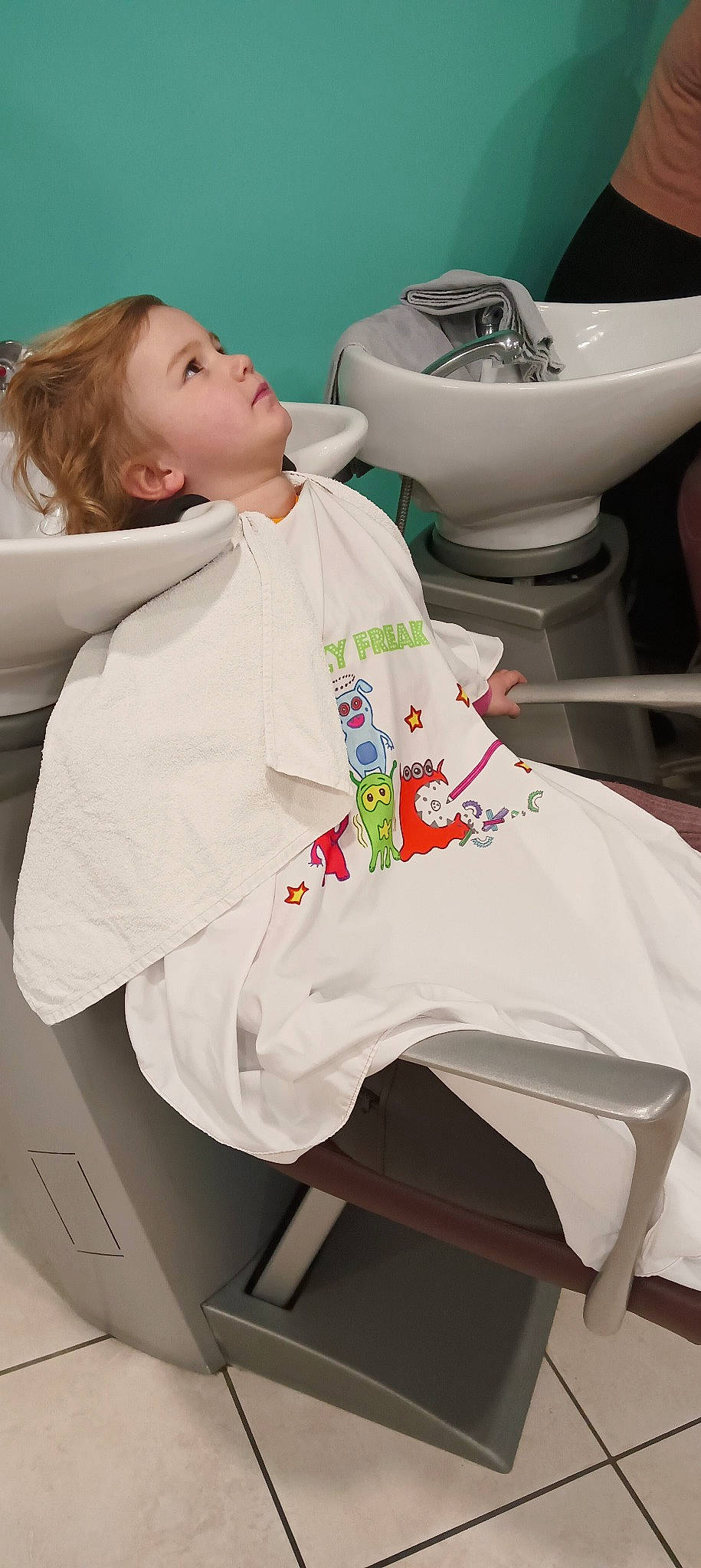 Ilona a rejoint le concours — aidez-le/la à gagner de superbes lots ! automotive_design, baby, bag, bathroom, beauty, ceramic, chair, child, comfort, fashion_design, human_leg, person, plumbing, plumbing_fixture, room, shoulder, sitting, sleeve, toilet, travel