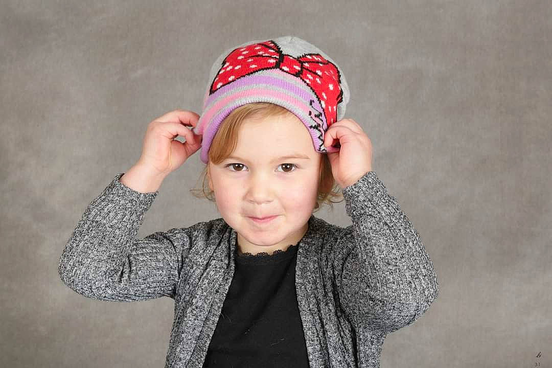 Ilona a rejoint le concours — aidez-le/la à gagner de superbes lots ! arm, cap, ear, eye, eyebrow, eyelash, finger, flash_photography, gesture, hand, happy, head, headgear, headpiece, headwear, joy, lip, neck, person, skin