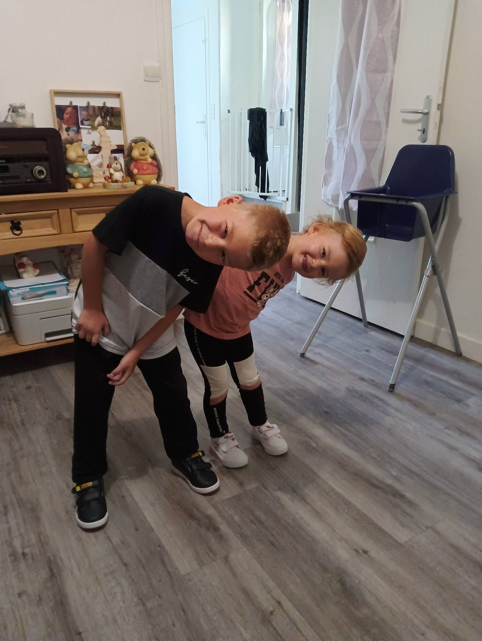 Ilona a rejoint le concours — aidez-le/la à gagner de superbes lots ! chair, chest, elbow, exercise, floor, flooring, hardwood, human_leg, joy, knee, laminate_flooring, leg, person, shorts, sportswear, thigh, trunk, vest, waist, wood