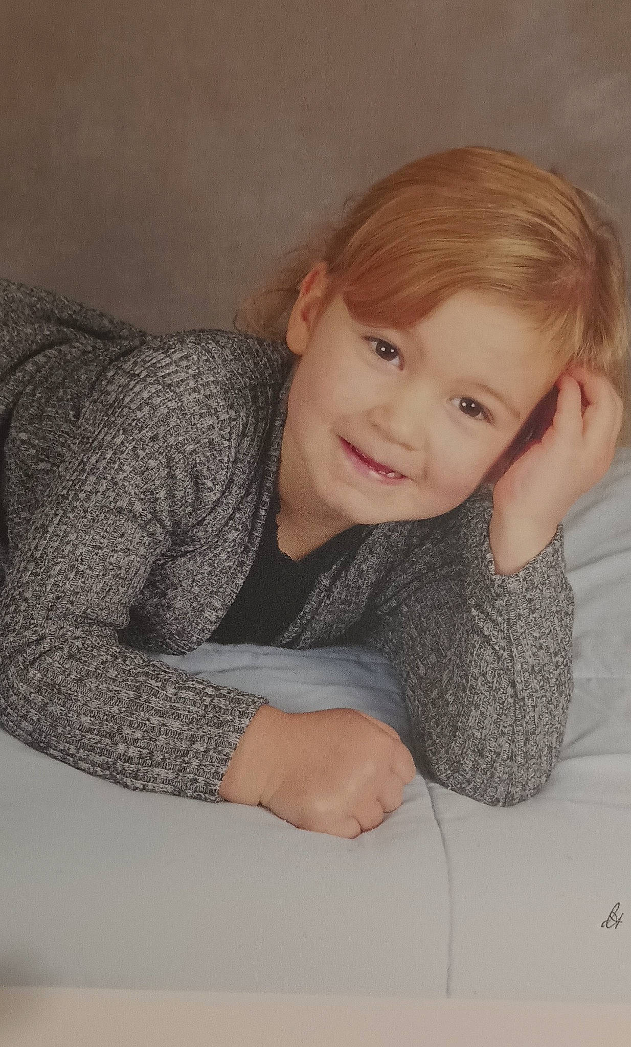 Ilona a rejoint le concours — aidez-le/la à gagner de superbes lots ! blond, cheek, chin, comfort, elbow, eyebrow, eyelash, facial_expression, flash_photography, human_body, human_leg, iris, joy, lip, long_hair, neck, person, shoulder, skin, sleeve