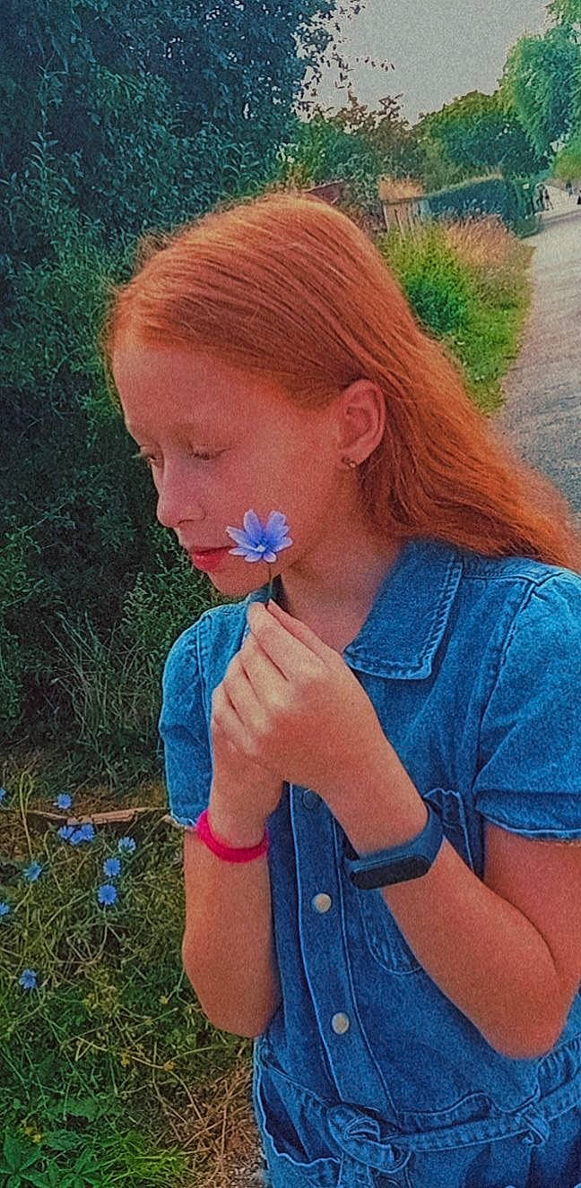 Ryam a rejoint le concours — aidez-le/la à gagner de superbes lots ! beauty, blond, brown_hair, cool, denim, earrings, electric_blue, eyelash, fashion_accessory, fun, grass, hairstyle, happy, jewellery, lip, neck, necklace, people_in_nature, person, plant