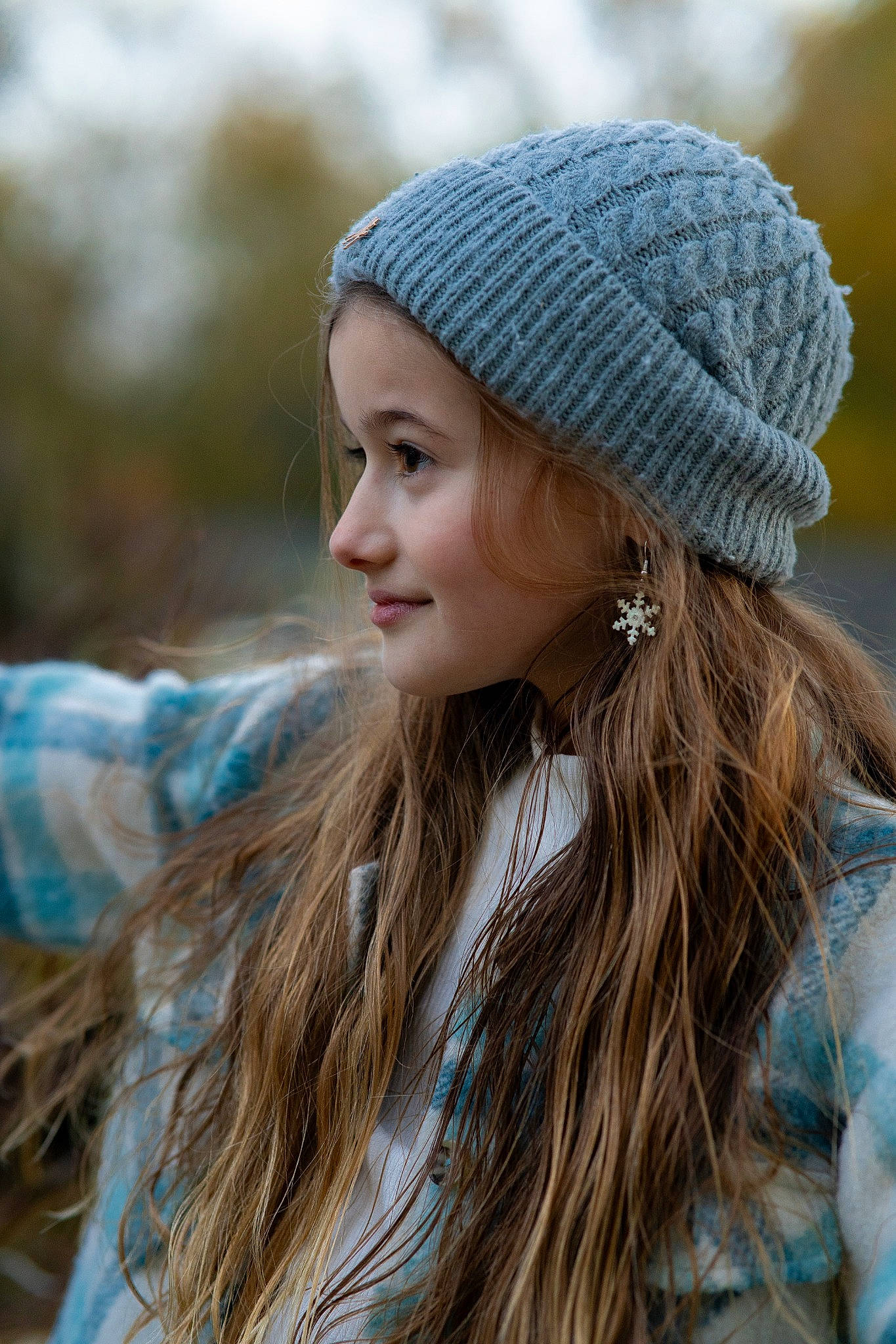 Myla a rejoint le concours — aidez-le/la à gagner de superbes lots ! blond, brown_hair, cap, cool, electric_blue, eye, facial_expression, grass, hair, happy, head, headgear, headwear, joy, knit_cap, lip, long_hair, neck, outerwear, person
