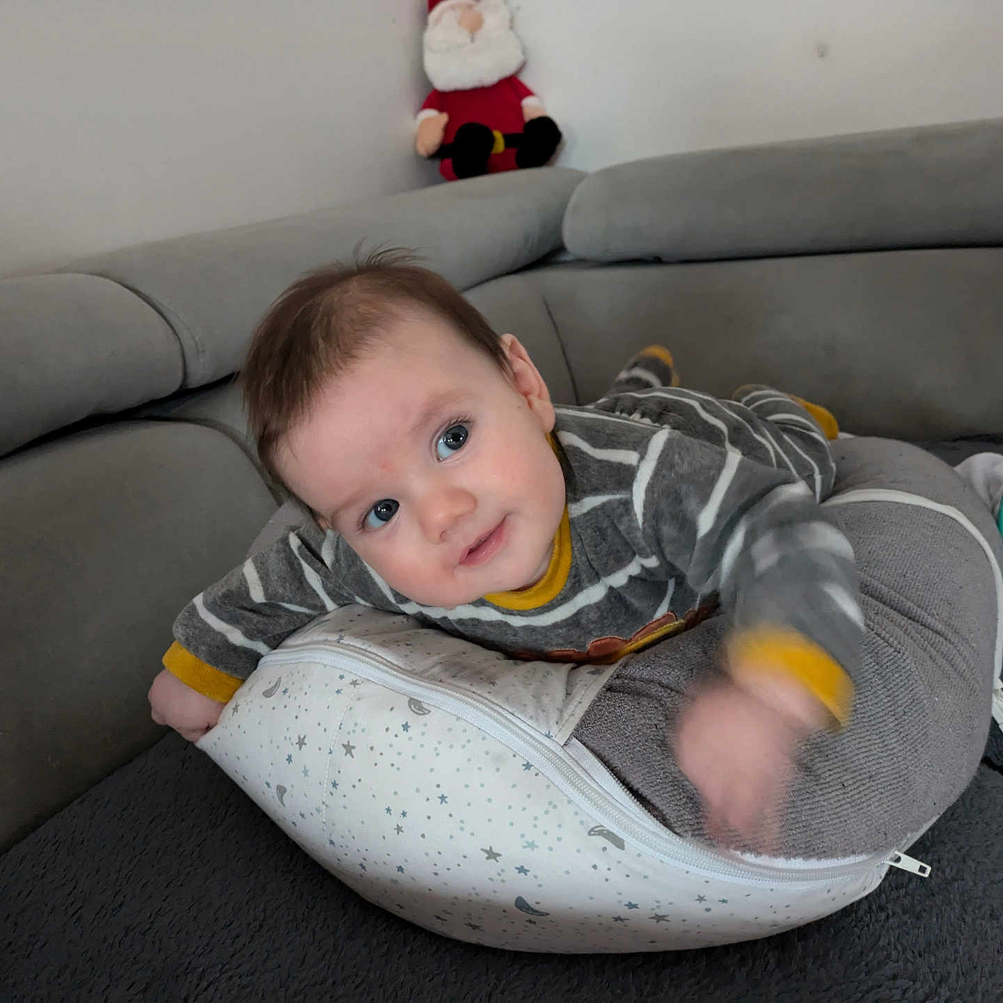Tiago participe au concours pour gagner de l'argent avec cette photo : architecture, baby, bodypart, clothing, couch, cushion, face, finger, footwear, furniture, hand, head, homedecor, person, photography, portrait, shoe, sitting, sneaker, toy