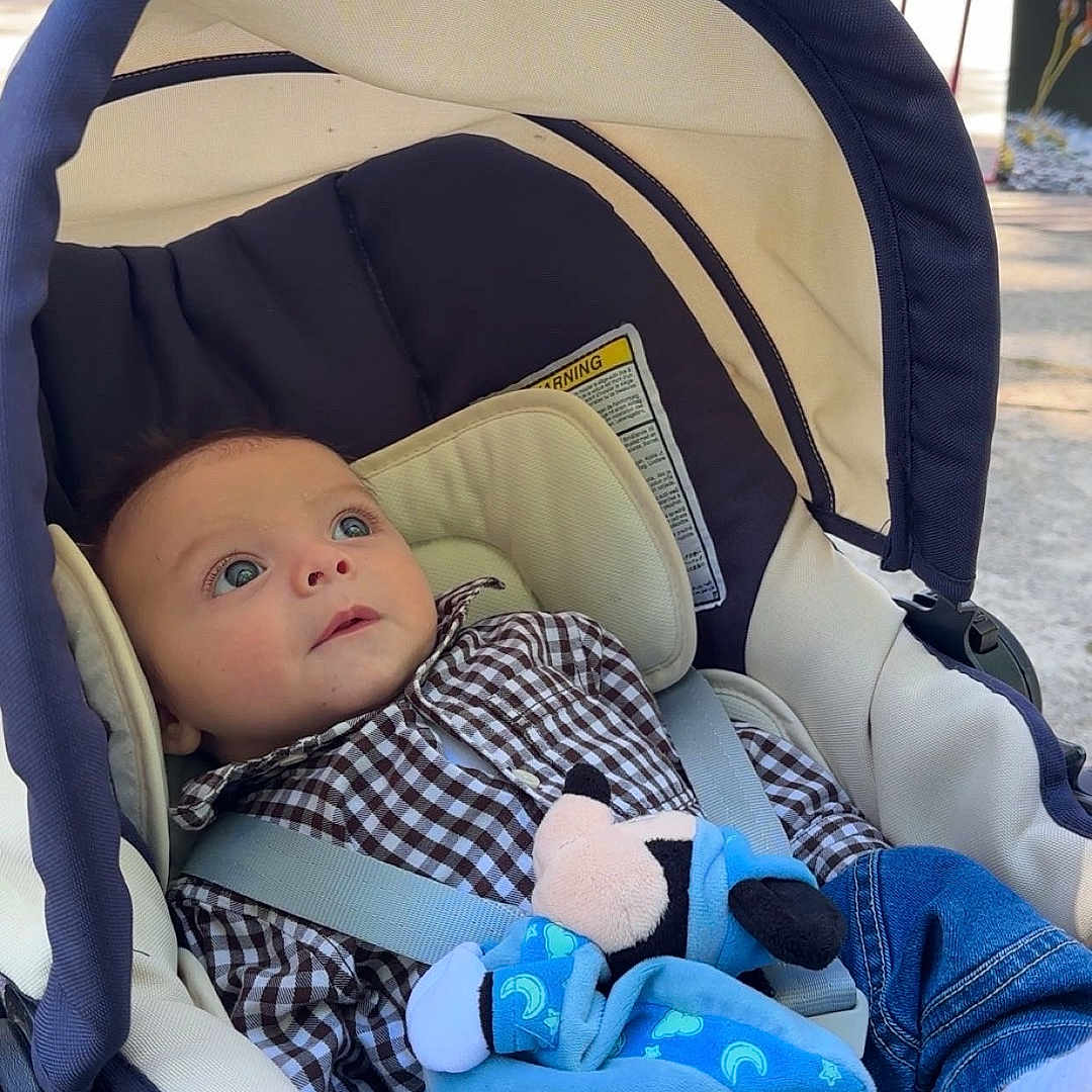 Soan participe au concours pour gagner de l'argent avec cette photo : architecture, baby, bed, building, car, clothing, face, furniture, hat, head, outdoors, pants, person, photography, portrait, shelter, stroller, toy, transportation, vehicle