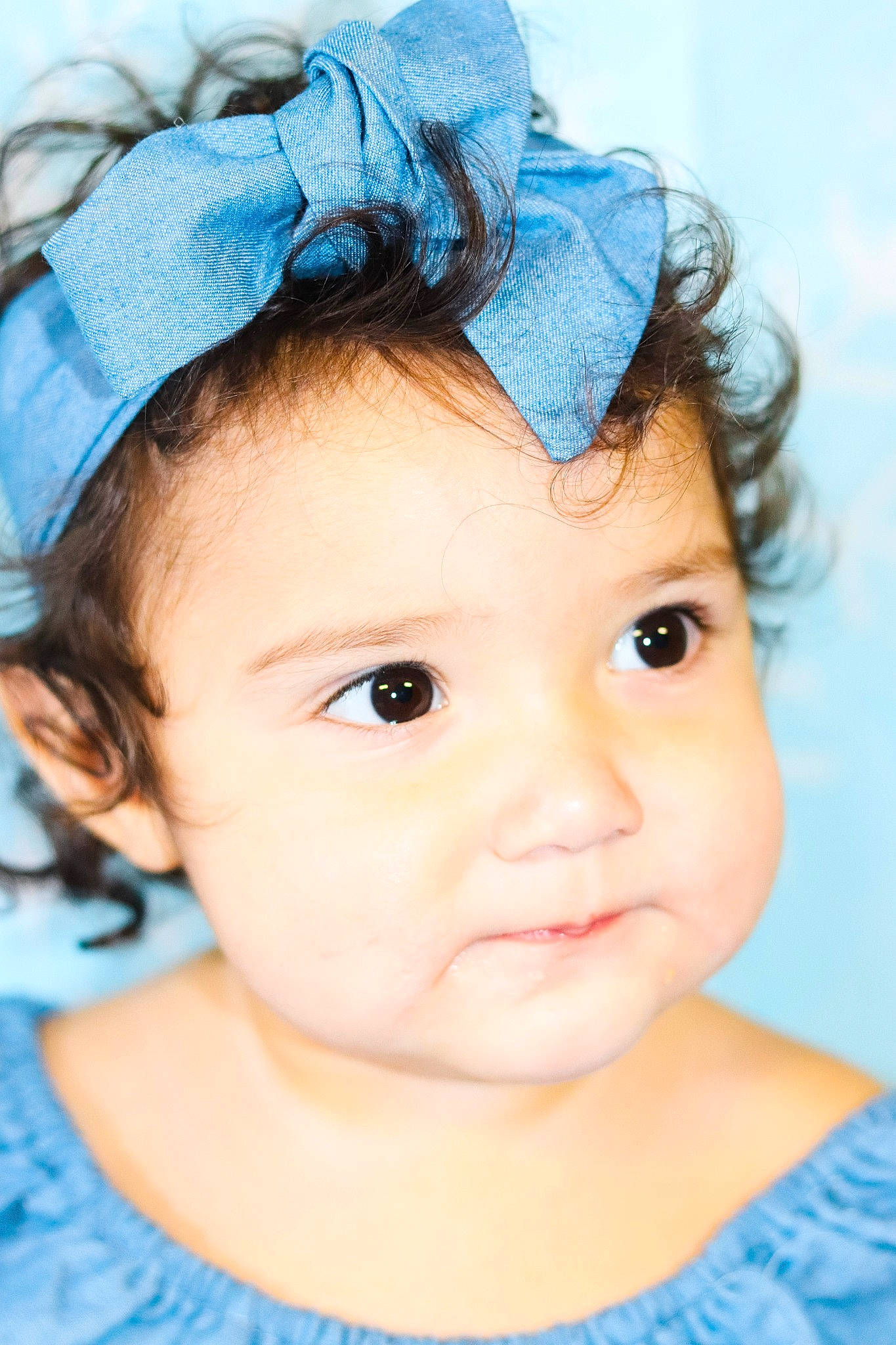 Emelia is registered to the contest to win money with this photo: baby, blue, cheek, child, child_model, chin, clothing, ear, face, fashion_accessory, forehead, hair, hair_accessory, head, headband, headgear, headpiece, lip, person, skin