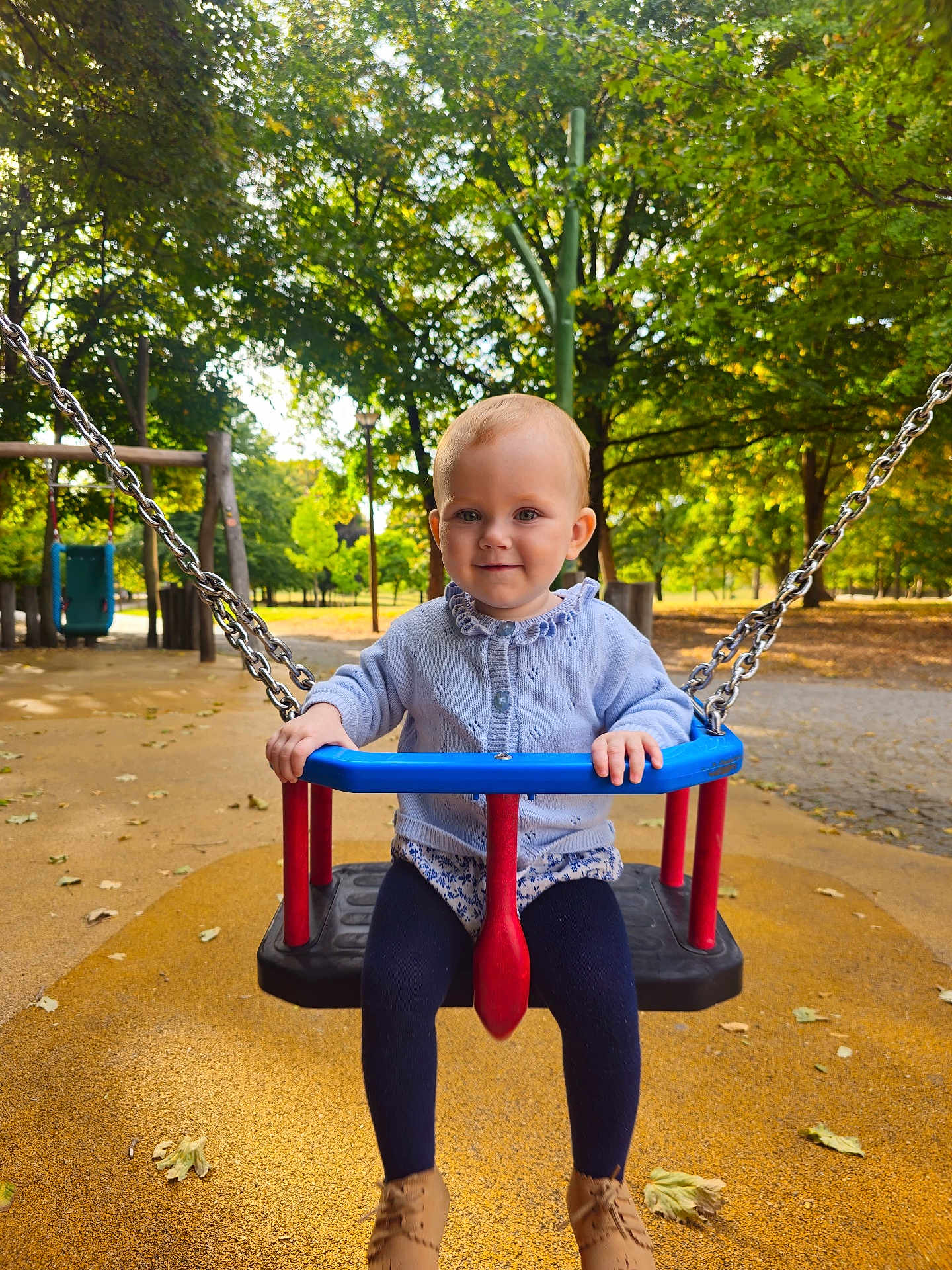 Servane a rejoint le concours — aidez-le/la à gagner de superbes lots ! child, toddler, swing, playground, park, trees, autumn, outdoor, blue_sweater, navy_leggings, brown_shoes, happy, smiling, daylight, chains, play_equipment, nature, leaves, cute, person