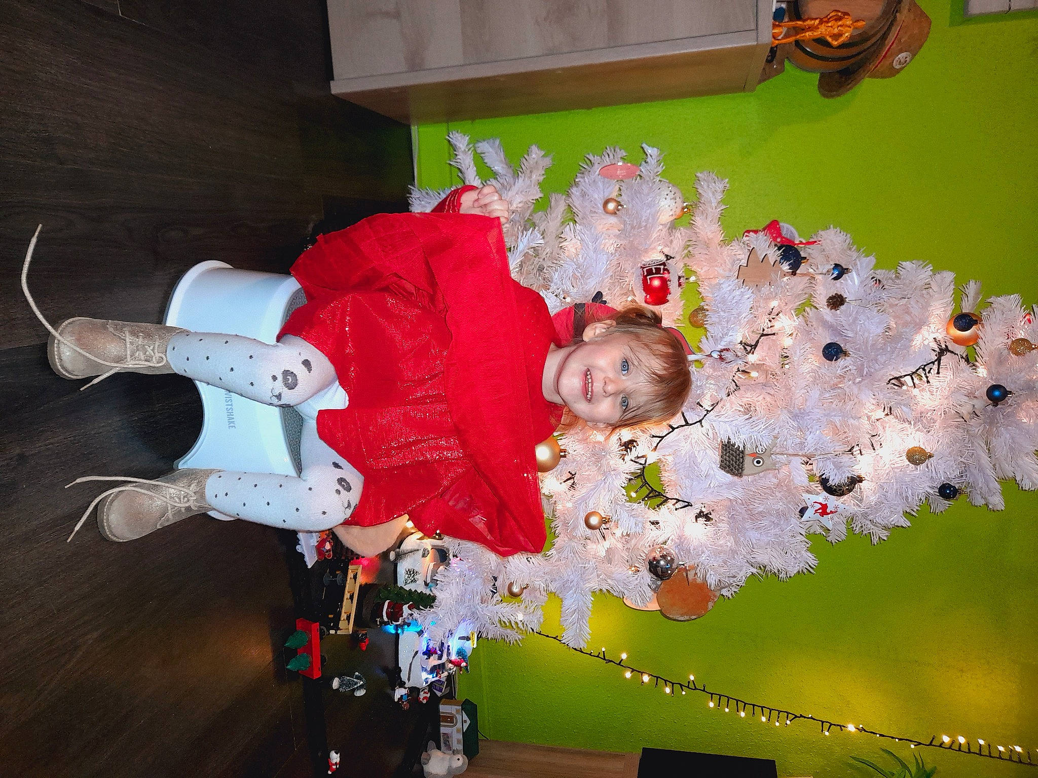 Chloé a rejoint le concours — aidez-le/la à gagner de superbes lots ! arthropod, baby, carmine, child, christmas, christmas_eve, cut_flowers, display_device, event, floral_design, floristry, flower_arranging, fun, happy, holiday, insect, joy, person, plant, room