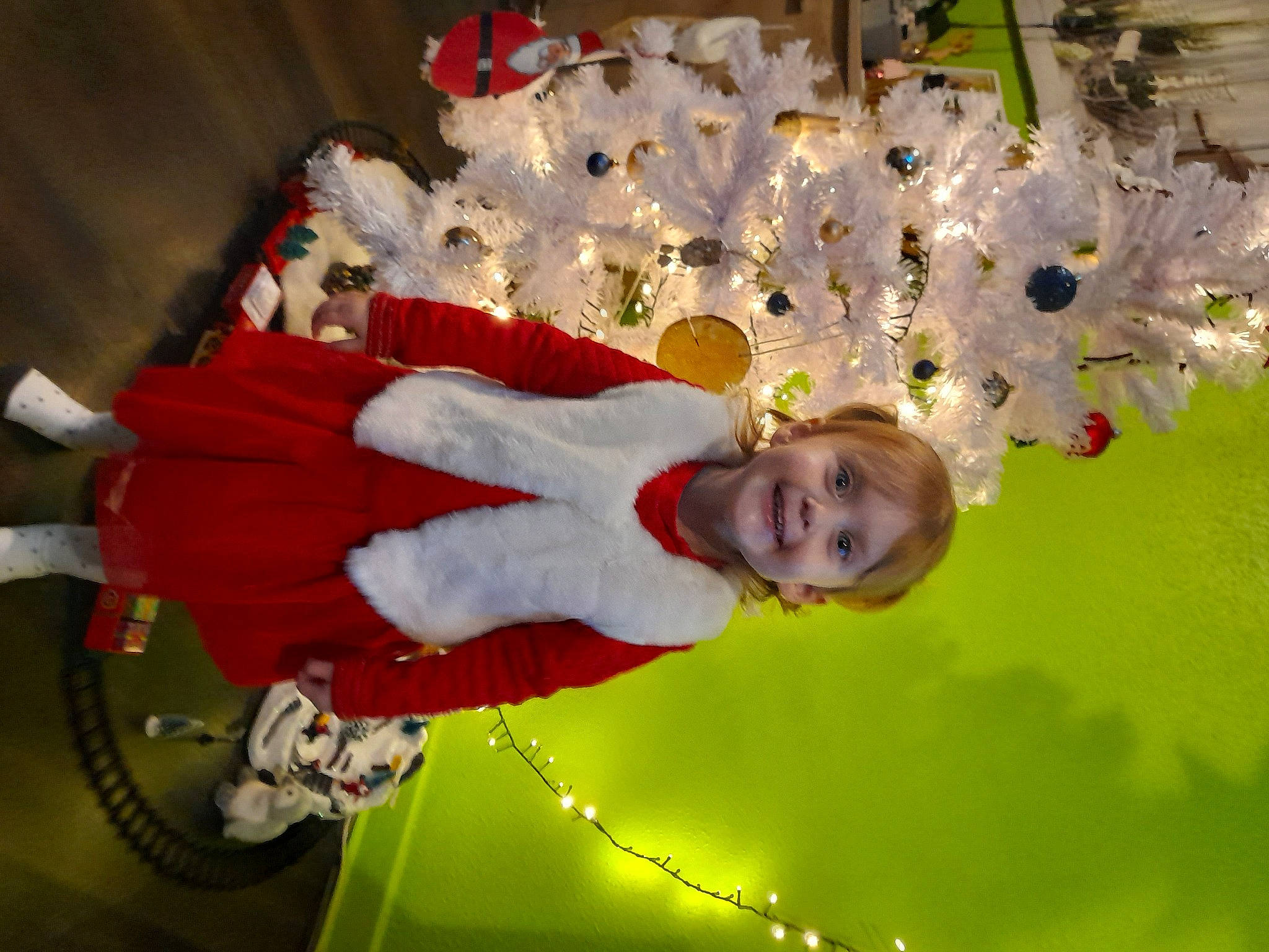 Chloé a rejoint le concours — aidez-le/la à gagner de superbes lots ! carmine, child, christmas, christmas_eve, christmas_ornament, event, fun, happy, holiday, joy, leisure, ornament, person, plant, smile, toddler, tradition, tree