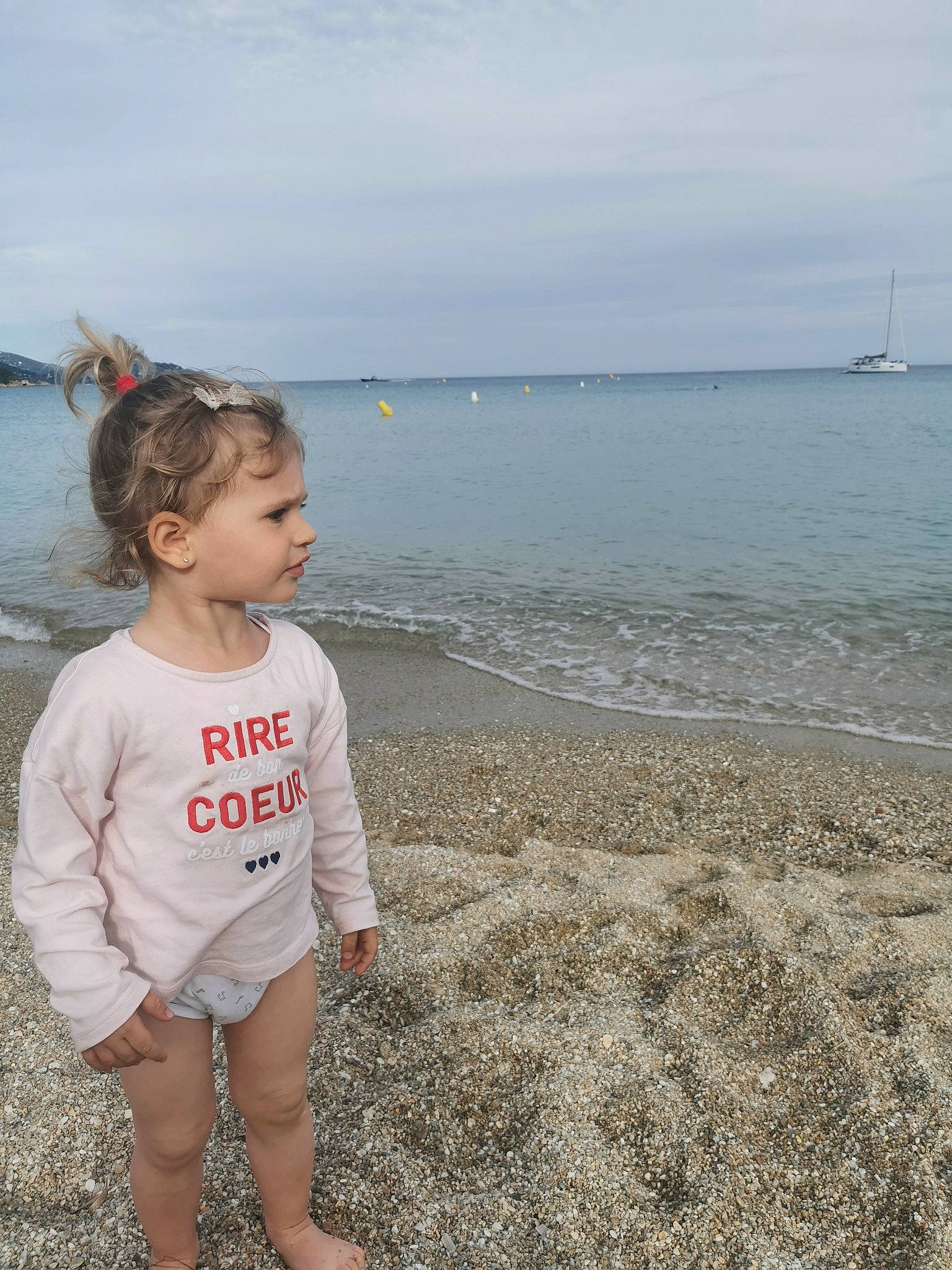 Elisa participe au concours pour gagner de l'argent avec cette photo : beach, boat, cloud, coast, fun, happy, horizon, lake, leisure, ocean, person, sand, sky, sleeve, summer, t_shirt, toddler, travel, vacation, water
